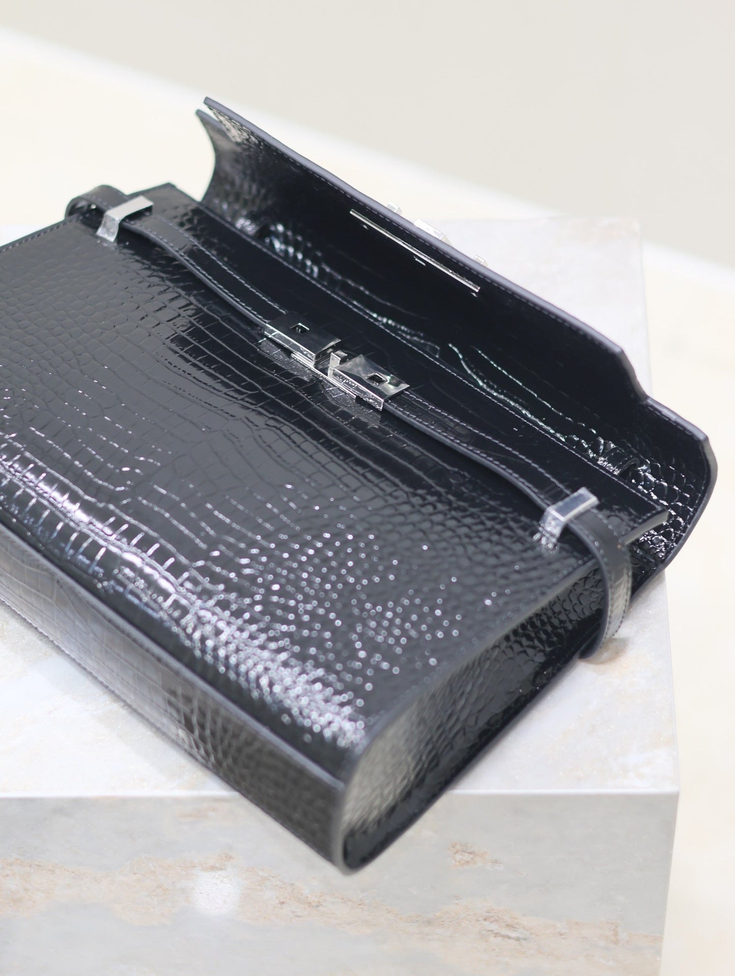 MANHATTAN MEDIUM 29 IN BLACK CROCODILE-EMBOSSED CALFSKIN SILVER BUCKLE mysite