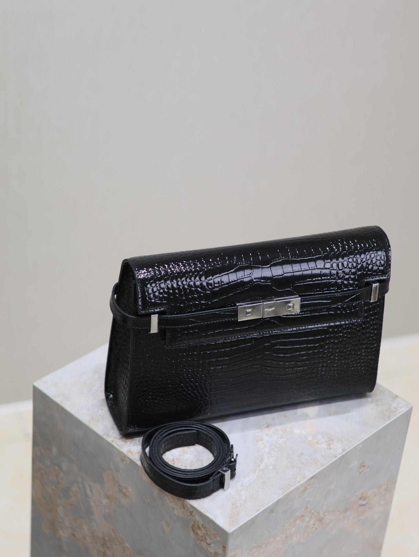 MANHATTAN MEDIUM 29 IN BLACK CROCODILE-EMBOSSED CALFSKIN SILVER BUCKLE mysite