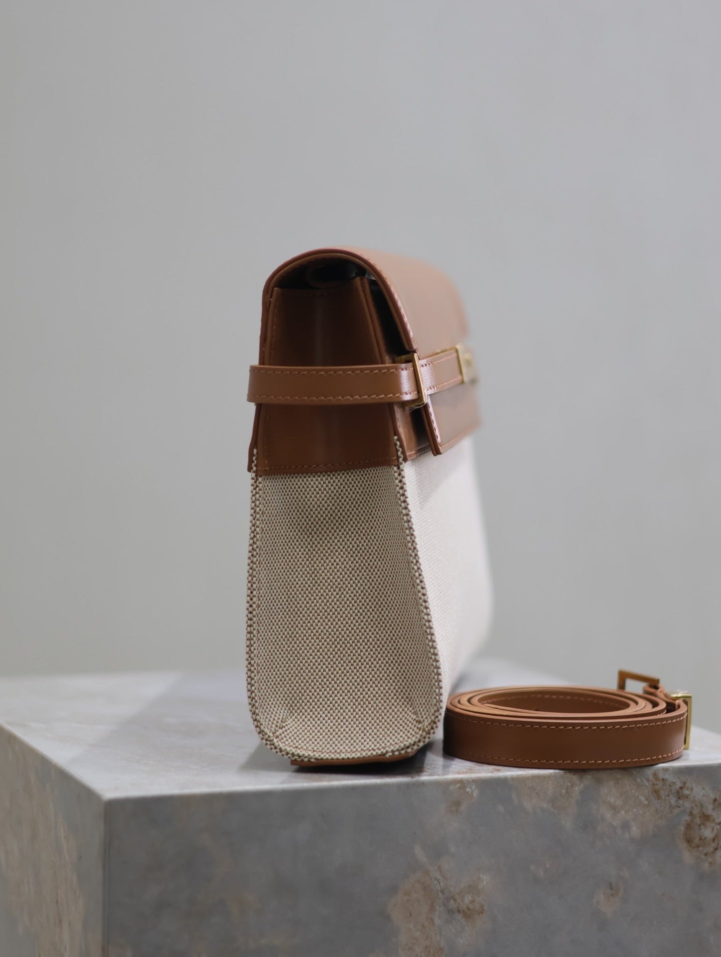 MANHATTAN MEDIUM 29 IN WHITE CANVAS AND BROWN CALFSKIN GOLD BUCKLE mysite