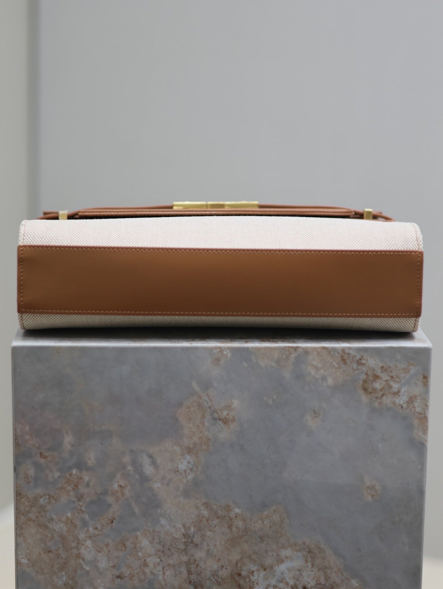 MANHATTAN MEDIUM 29 IN WHITE CANVAS AND BROWN CALFSKIN GOLD BUCKLE mysite