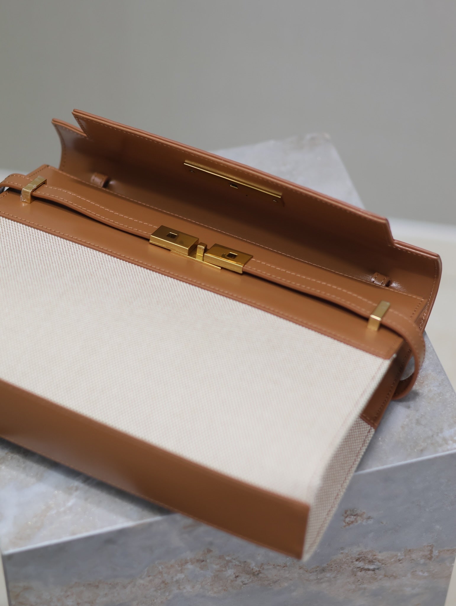 MANHATTAN MEDIUM 29 IN WHITE CANVAS AND BROWN CALFSKIN GOLD BUCKLE mysite