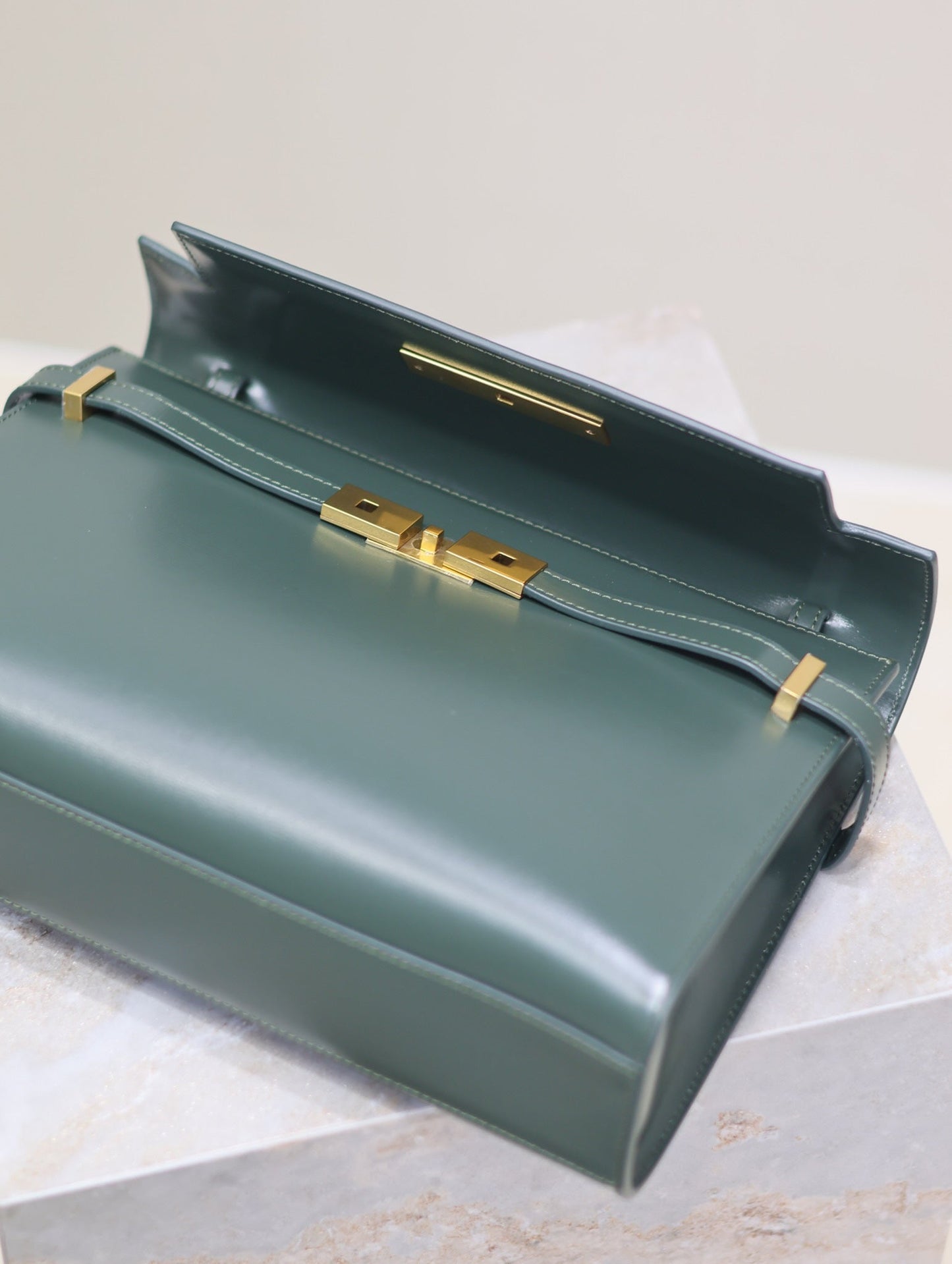 MANHATTAN MEDIUM 29 IN SACRAMENTO GREEN SMOOTH CALFSKIN GOLD BUCKLE mysite