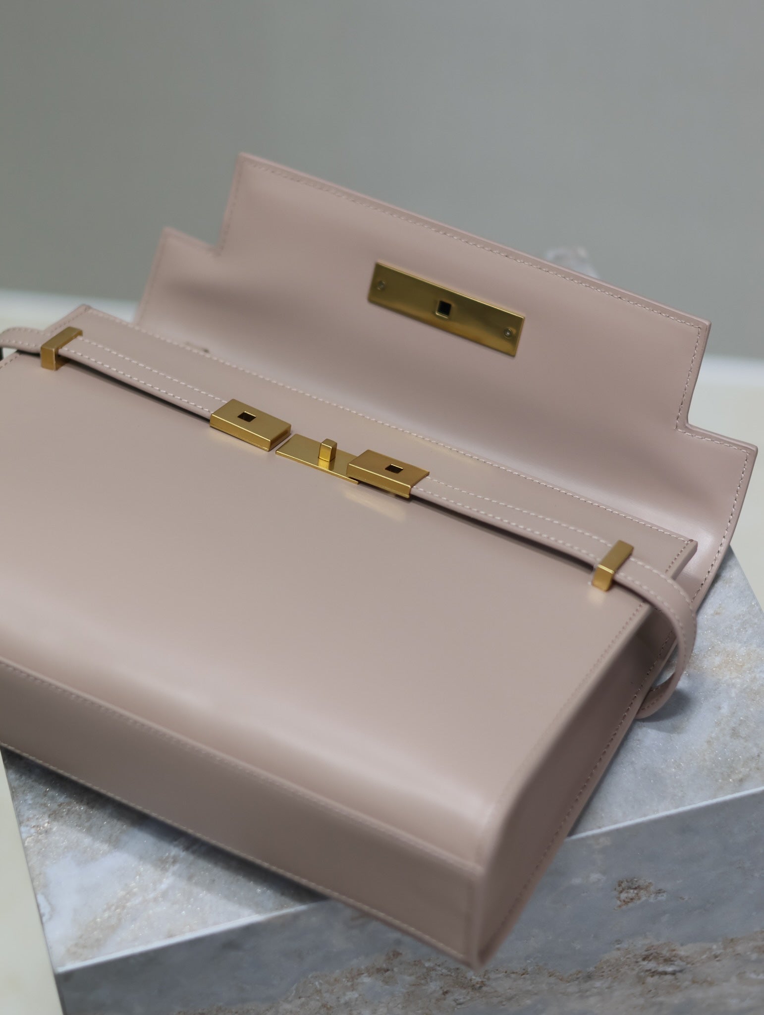 MANHATTAN MEDIUM 29 IN DARK BEIGE SMOOTH CALFSKIN GOLD BUCKLE mysite