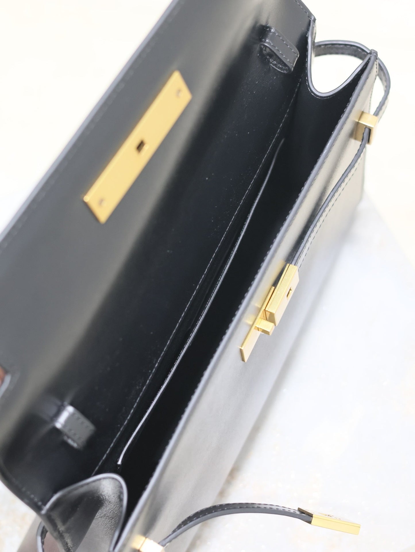 MANHATTAN MEDIUM 29 IN BLACK SMOOTH CALFSKIN GOLD BUCKLE mysite