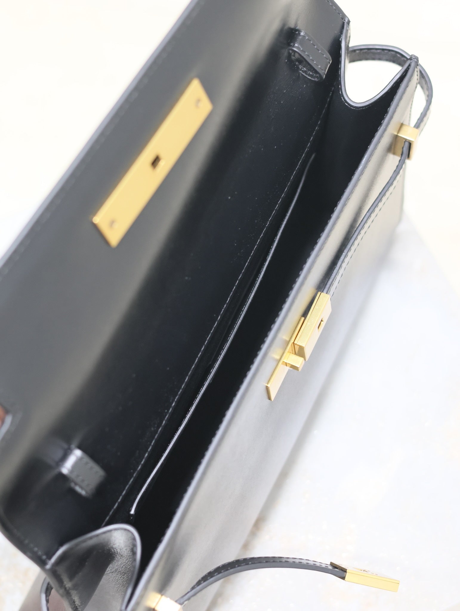 MANHATTAN MEDIUM 29 IN BLACK SMOOTH CALFSKIN GOLD BUCKLE mysite