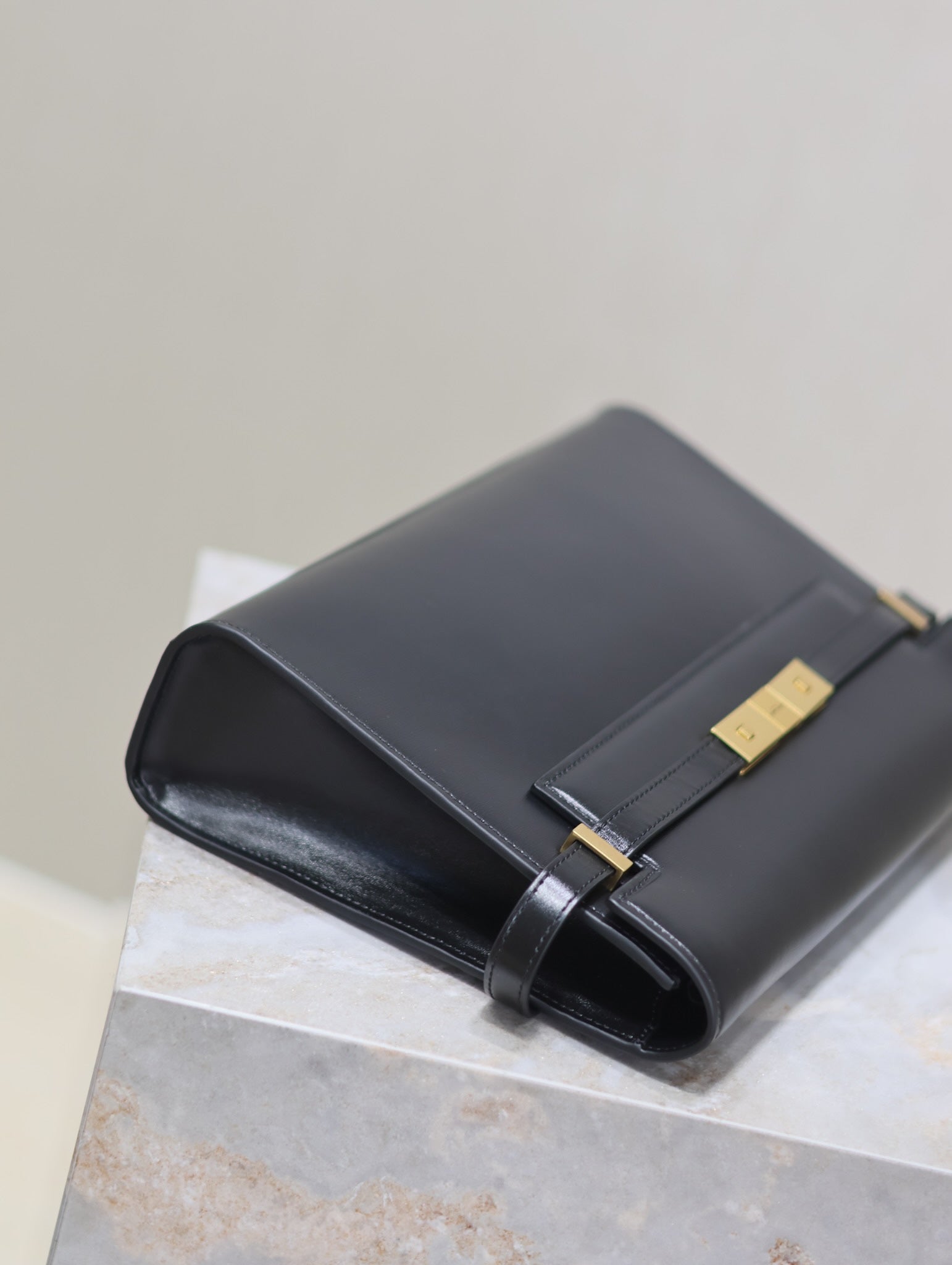 MANHATTAN MEDIUM 29 IN BLACK SMOOTH CALFSKIN GOLD BUCKLE mysite