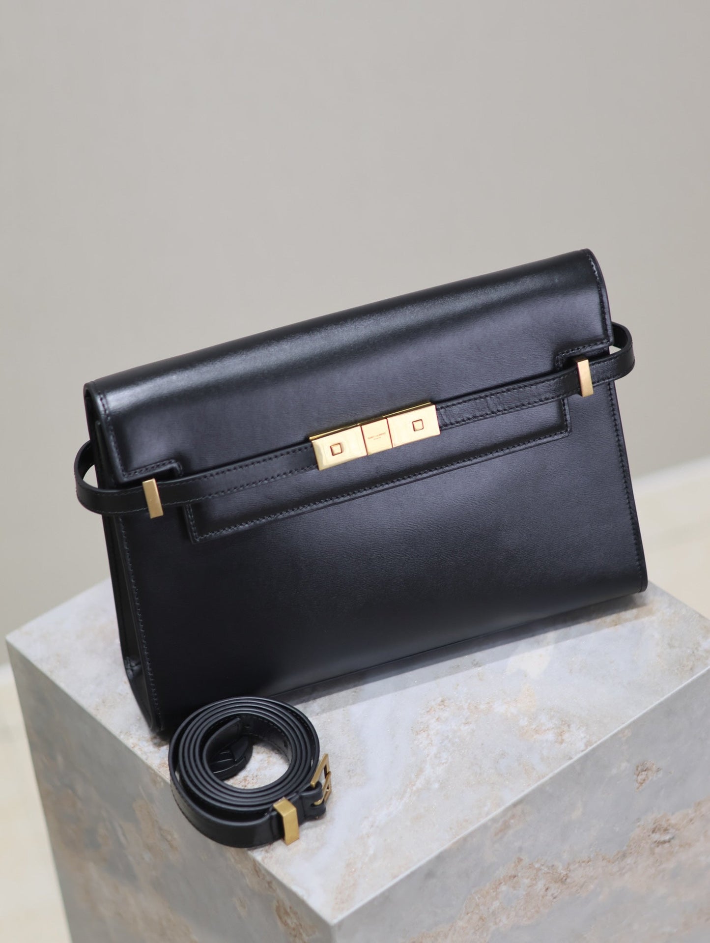MANHATTAN MEDIUM 29 IN BLACK SMOOTH CALFSKIN GOLD BUCKLE mysite