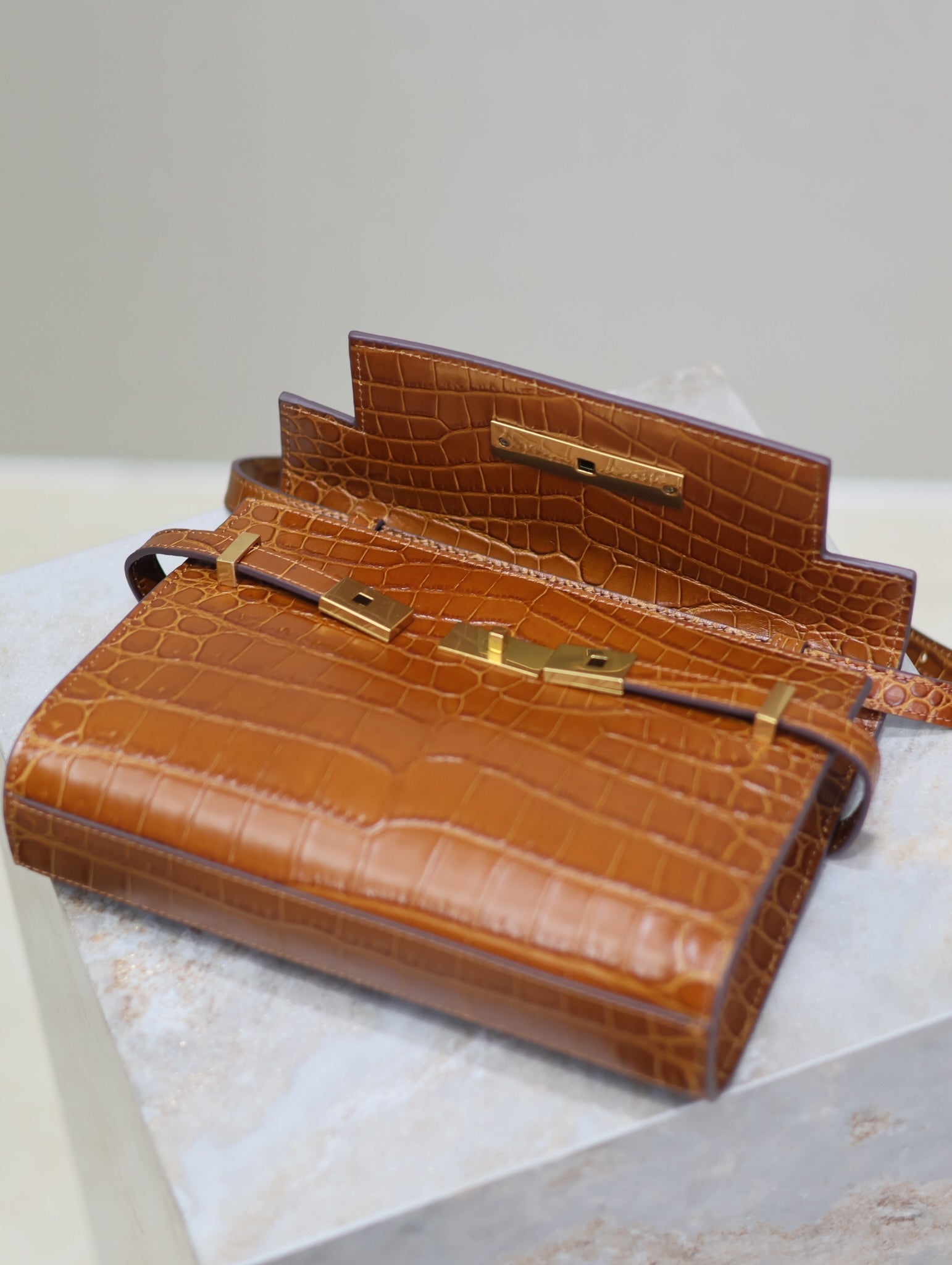 MANHATTAN SMALL 24 IN BROWN CROCODILE PATTERN CALFSKIN GOLD BUCKLE mysite