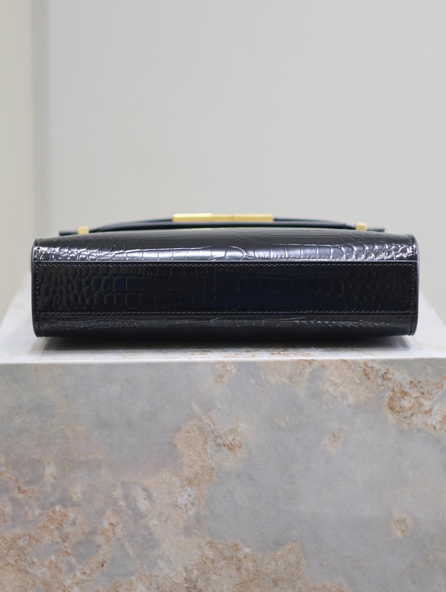 MANHATTAN SMALL 24 IN BLACK CROCODILE PATTERN GLOSSY CALFSKIN GOLD BUCKLE mysite