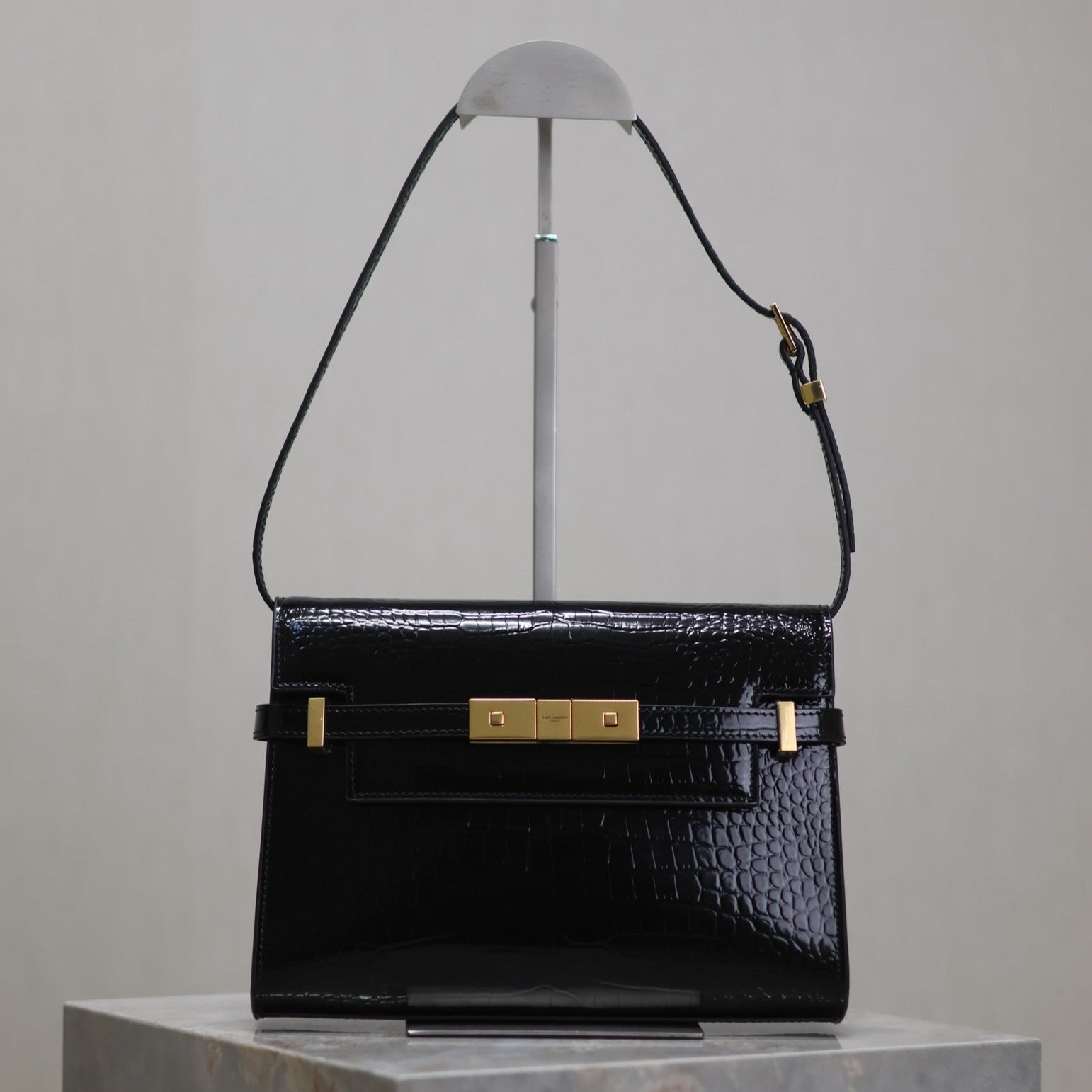 MANHATTAN SMALL 24 IN BLACK CROCODILE PATTERN GLOSSY CALFSKIN GOLD BUCKLE mysite