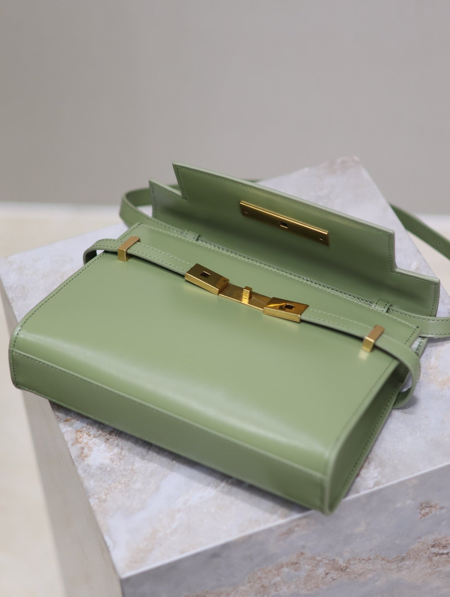 MANHATTAN SMALL 24 IN OLIVE GREEN SMOOTH LAMBSKIN GOLD HARDWARE mysite