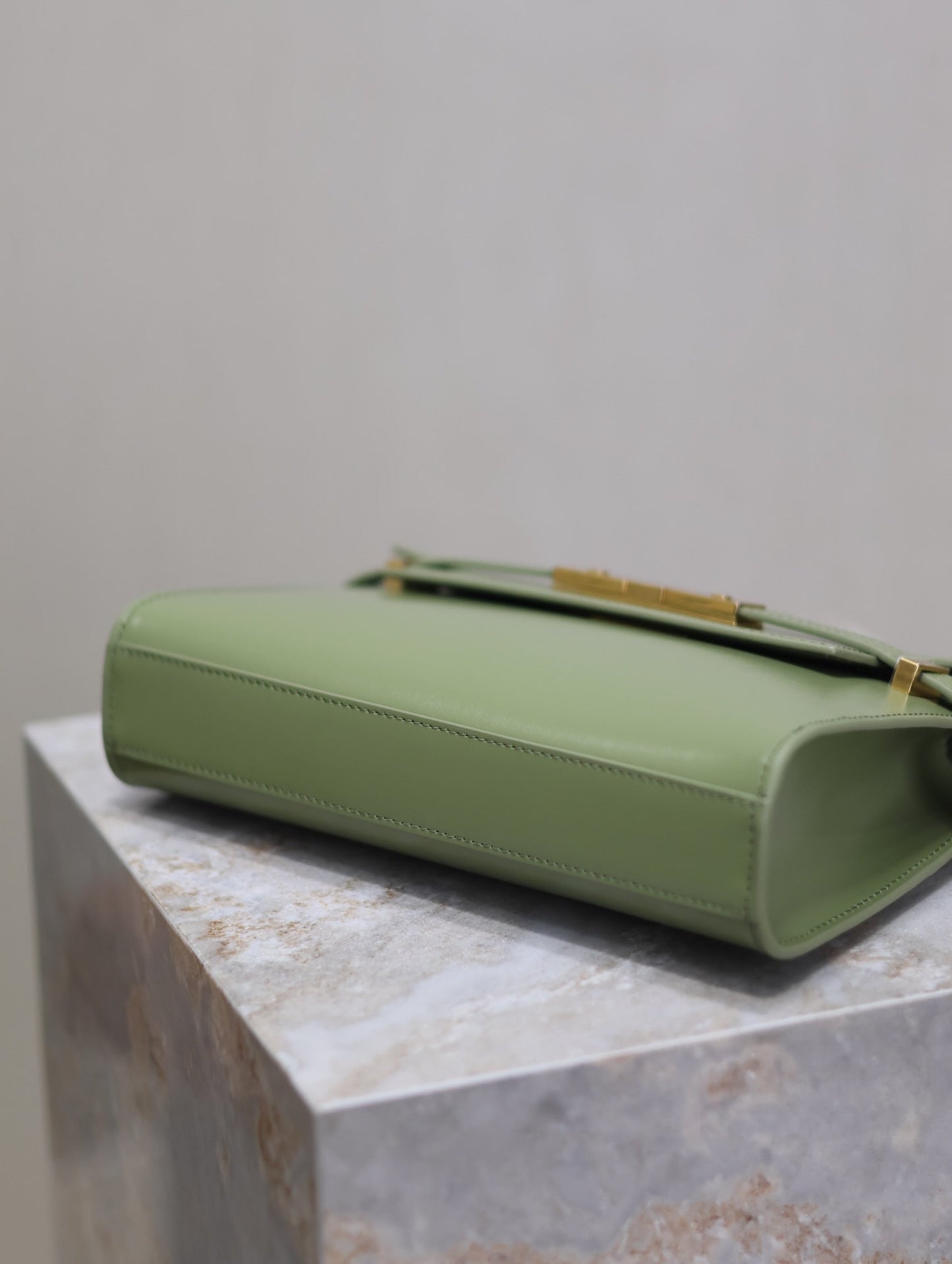 MANHATTAN SMALL 24 IN OLIVE GREEN SMOOTH LAMBSKIN GOLD HARDWARE mysite