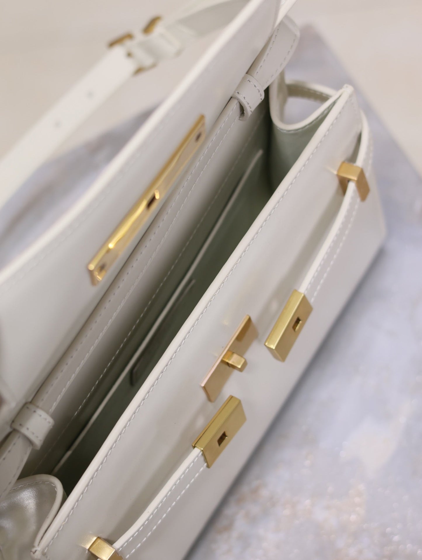 MANHATTAN SMALL 24 IN WHITE SMOOTH LAMBSKIN GOLD HARDWARE mysite