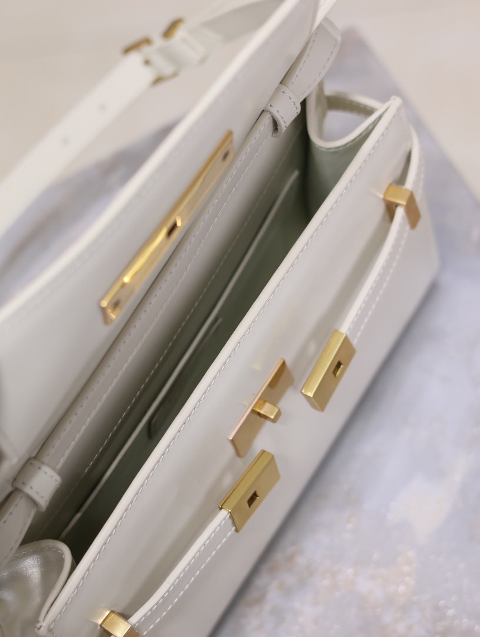 MANHATTAN SMALL 24 IN WHITE SMOOTH LAMBSKIN GOLD HARDWARE mysite