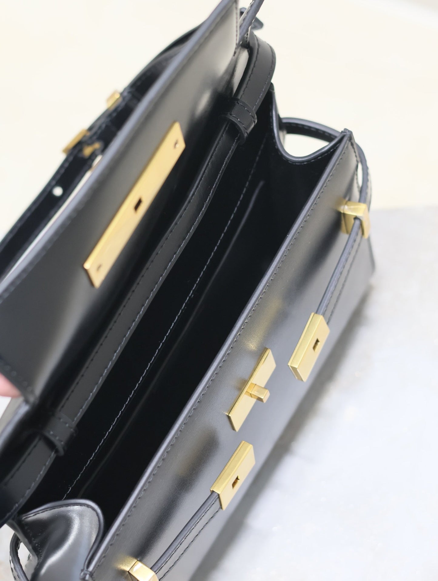 MANHATTAN SMALL 24 IN BLACK SMOOTH LAMBSKIN GOLD HARDWARE mysite