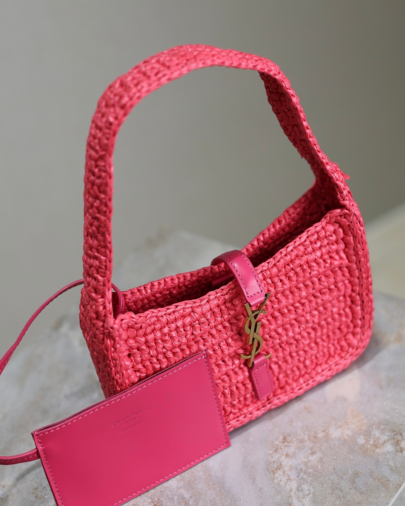 LE 5 À 7 BAG  19 IN MAGENTA PINK WOVEN RAFFIA mysite