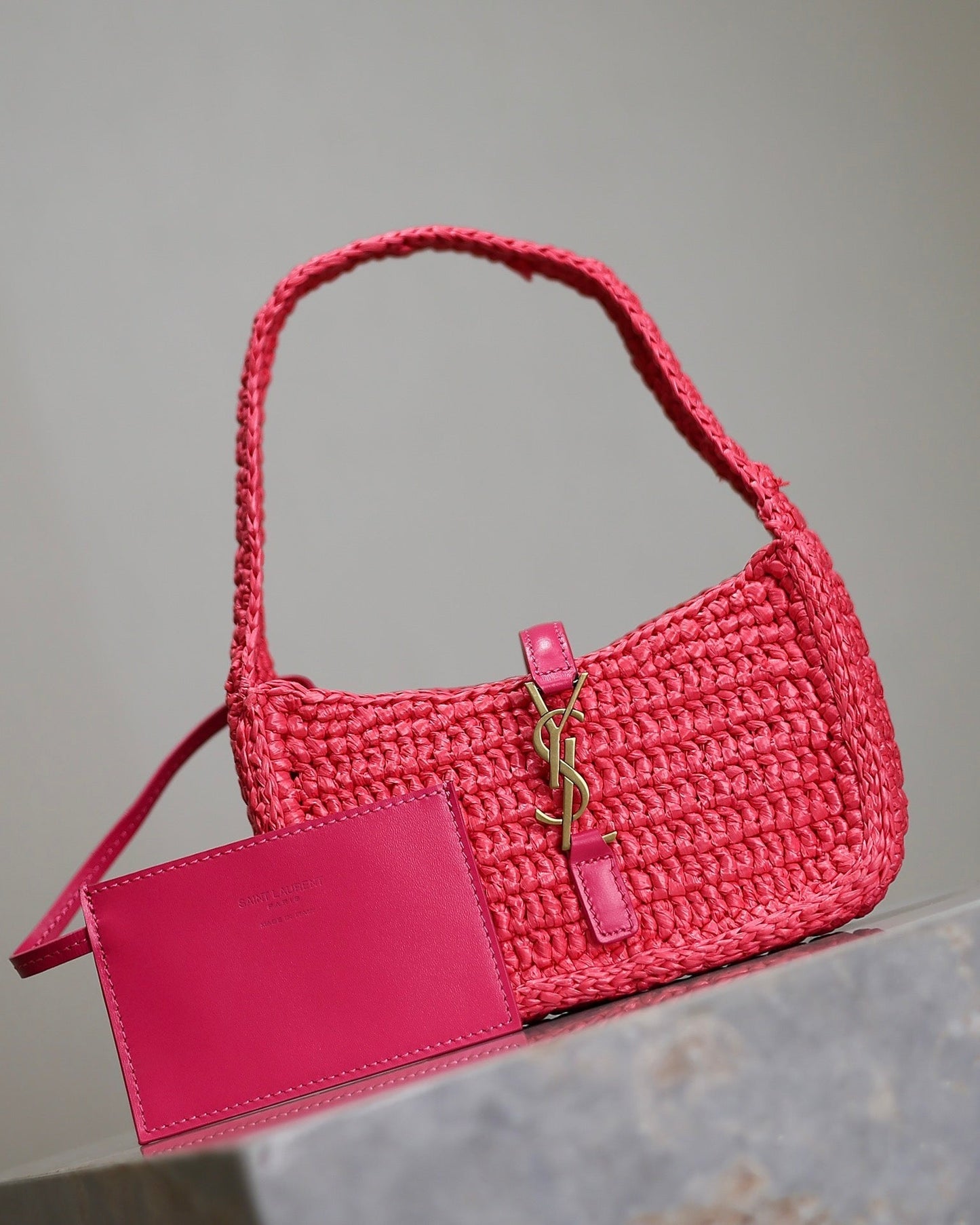LE 5 À 7 BAG  19 IN MAGENTA PINK WOVEN RAFFIA mysite