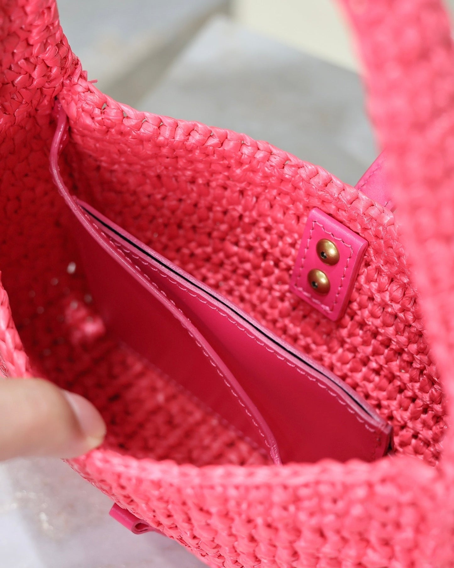 LE 5 À 7 BAG  19 IN MAGENTA PINK WOVEN RAFFIA mysite