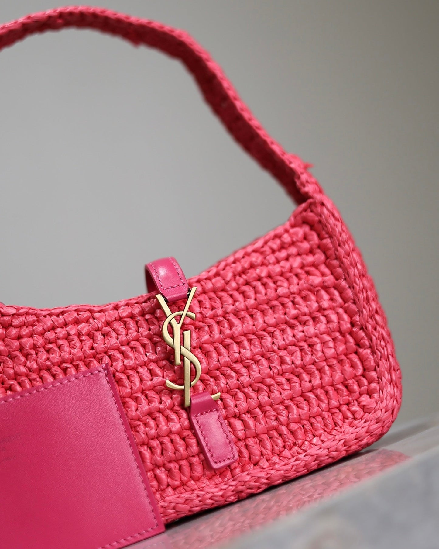 LE 5 À 7 BAG  19 IN MAGENTA PINK WOVEN RAFFIA mysite