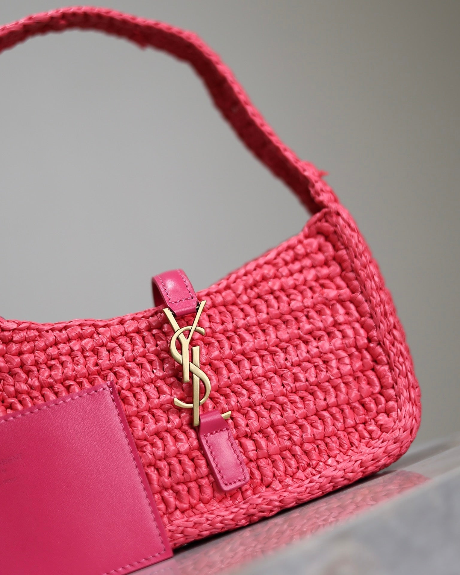 LE 5 À 7 BAG  19 IN MAGENTA PINK WOVEN RAFFIA mysite
