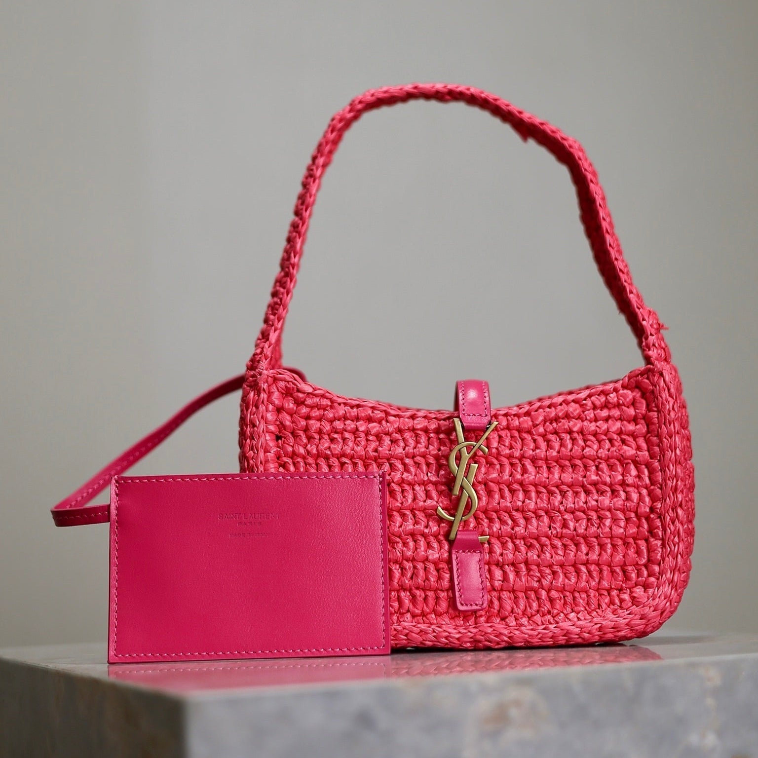 LE 5 À 7 BAG  19 IN MAGENTA PINK WOVEN RAFFIA mysite
