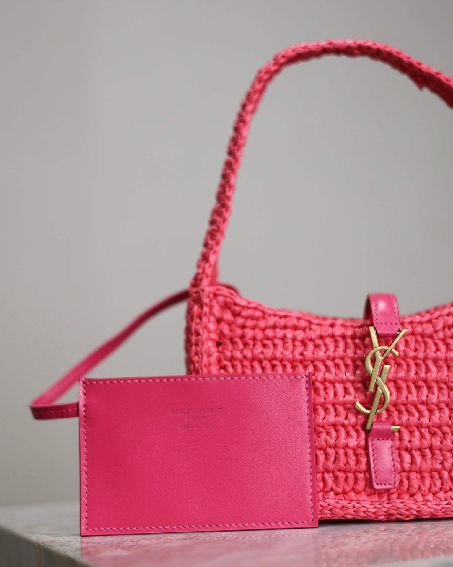 LE 5 À 7 BAG  19 IN MAGENTA PINK WOVEN RAFFIA mysite