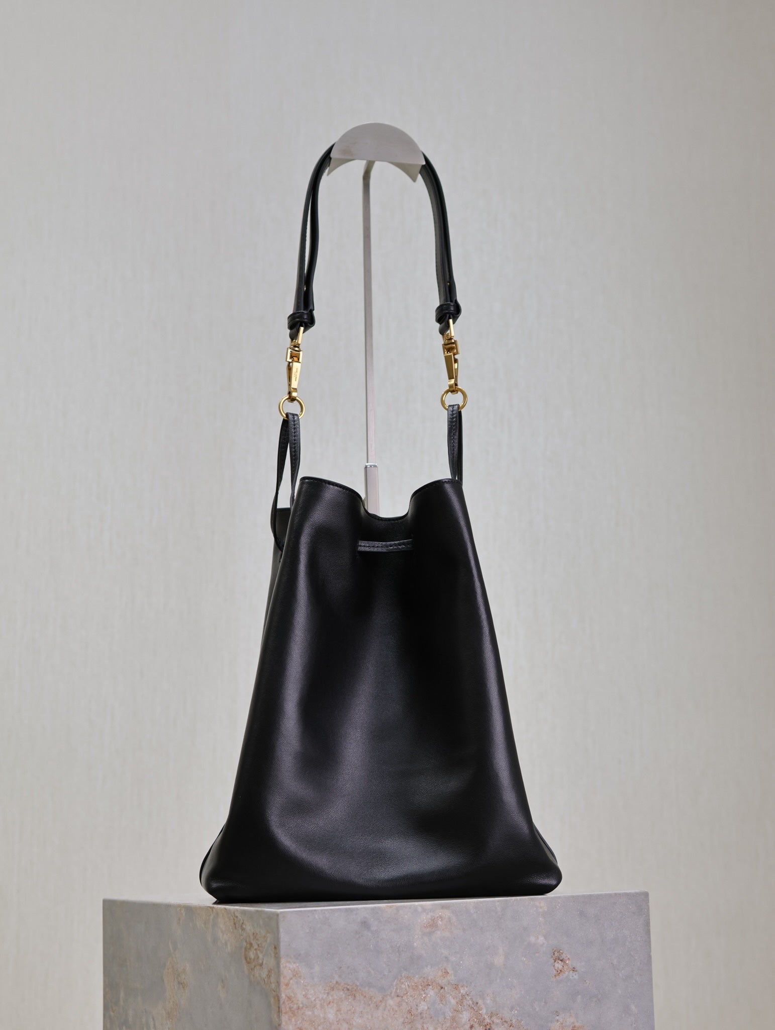 POCHON BUCKET BAG 30 IN BLACK LAMBSKIN GOLD HARDWARE mysite