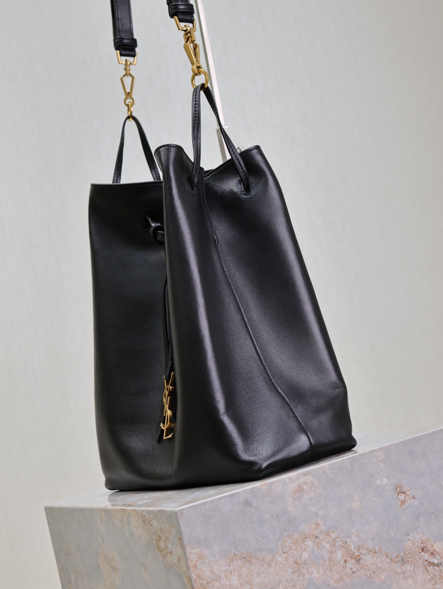 POCHON BUCKET BAG 30 IN BLACK LAMBSKIN GOLD HARDWARE mysite