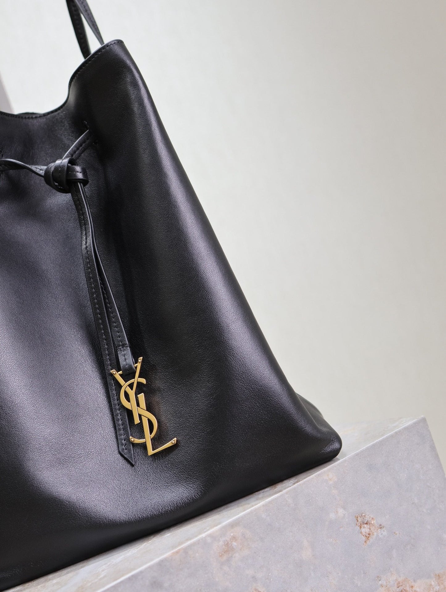 POCHON BUCKET BAG 30 IN BLACK LAMBSKIN GOLD HARDWARE mysite