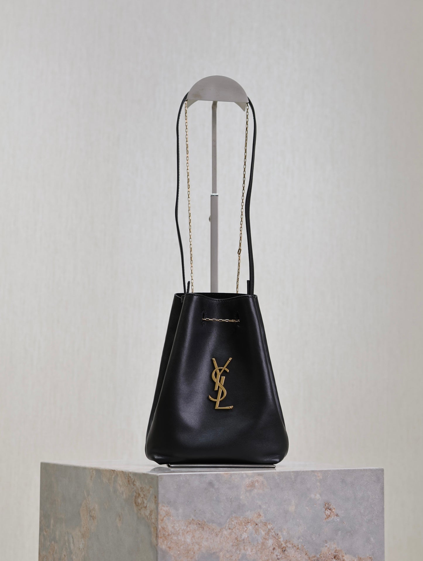 POCHON BUCKET BAG 20 IN BLACK LAMBSKIN GOLD HARDWARE mysite