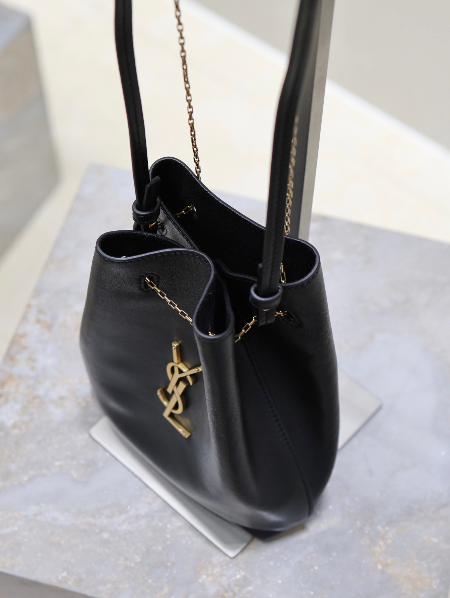 POCHON BUCKET BAG 20 IN BLACK LAMBSKIN GOLD HARDWARE mysite