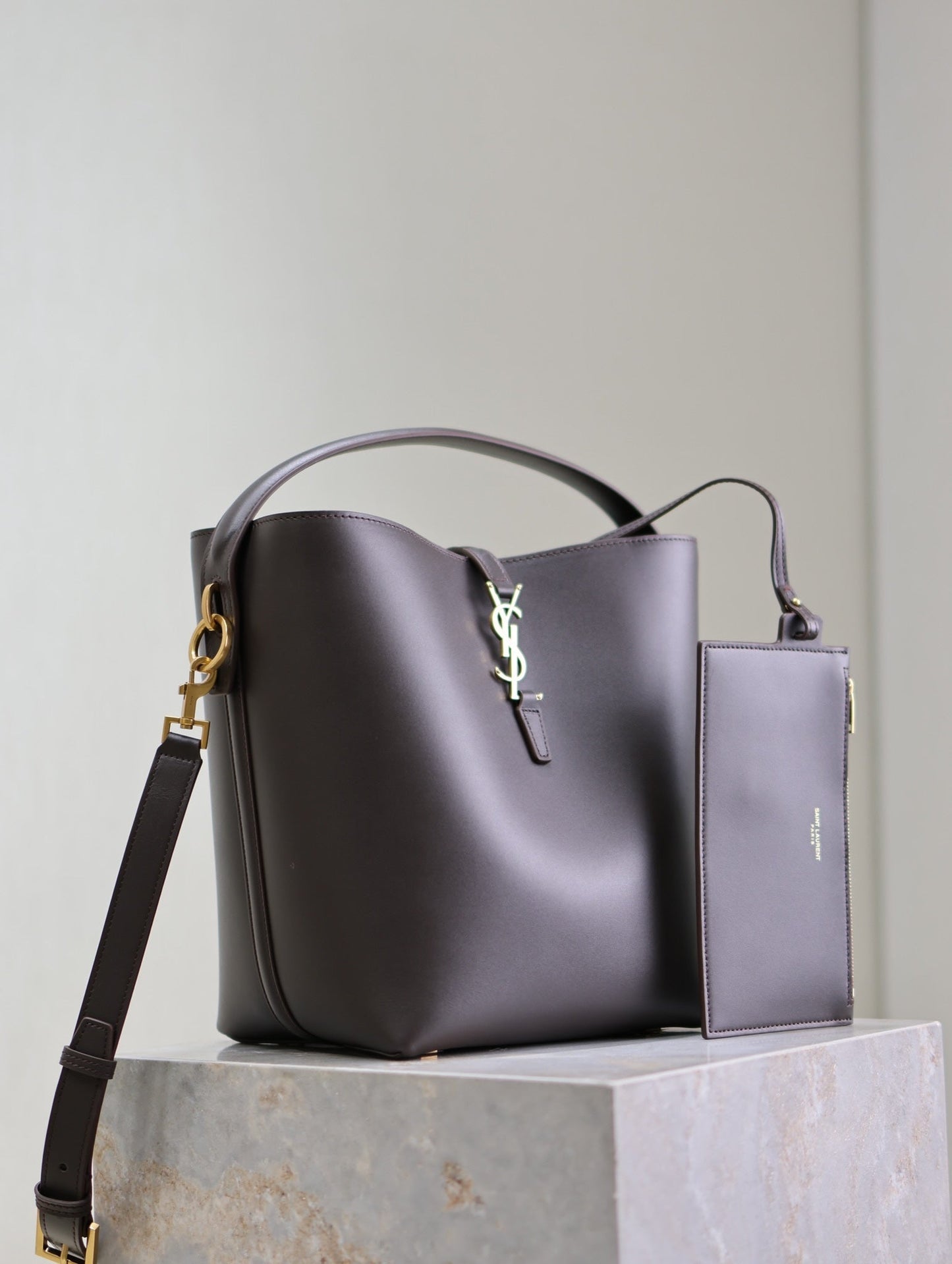 LE 37 MEDIUM BUCKET BAG 26 IN BRUNETTE BROWN CALFSKIN GOLD HARDWARE mysite