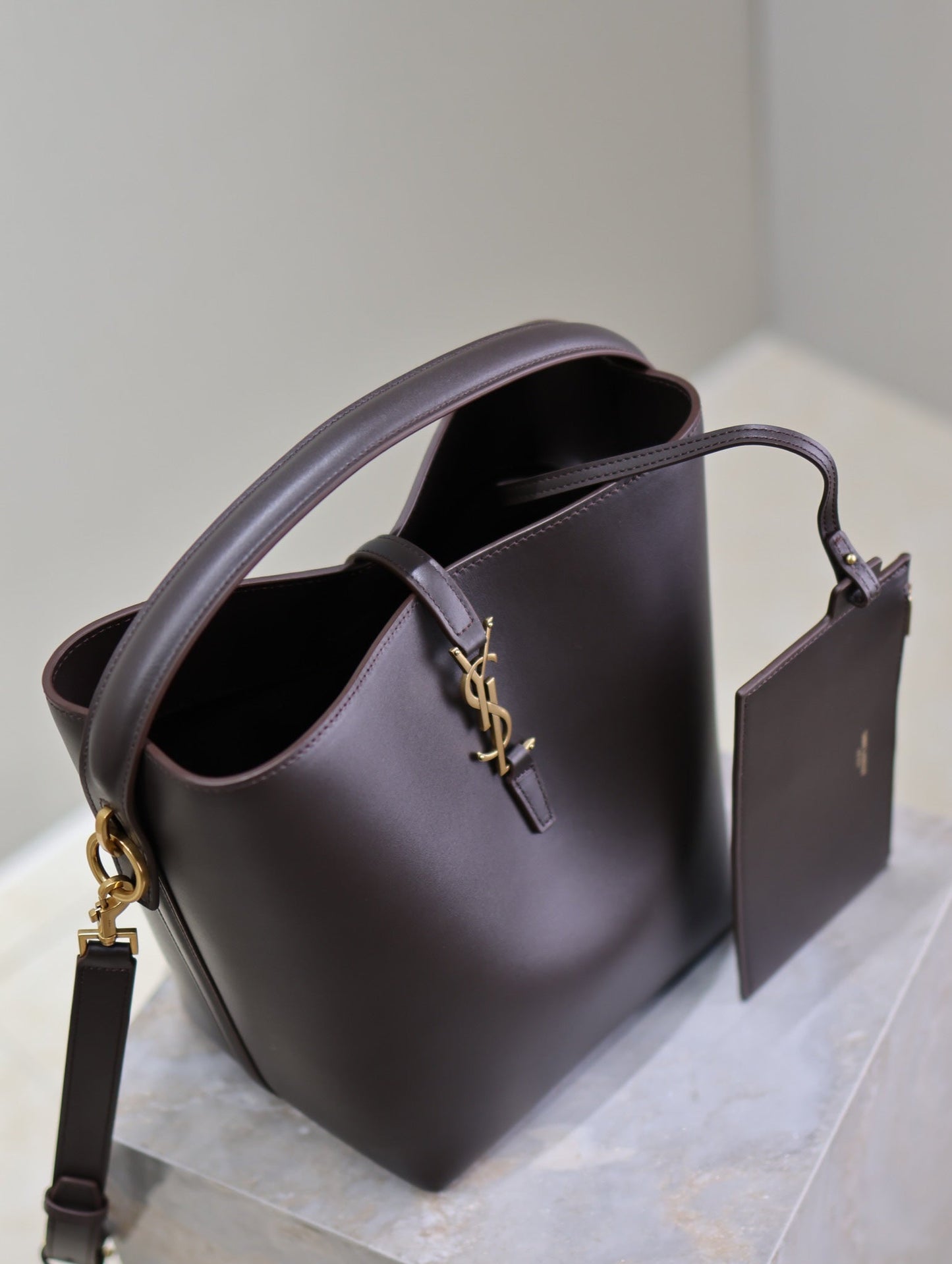 LE 37 MEDIUM BUCKET BAG 26 IN BRUNETTE BROWN CALFSKIN GOLD HARDWARE mysite