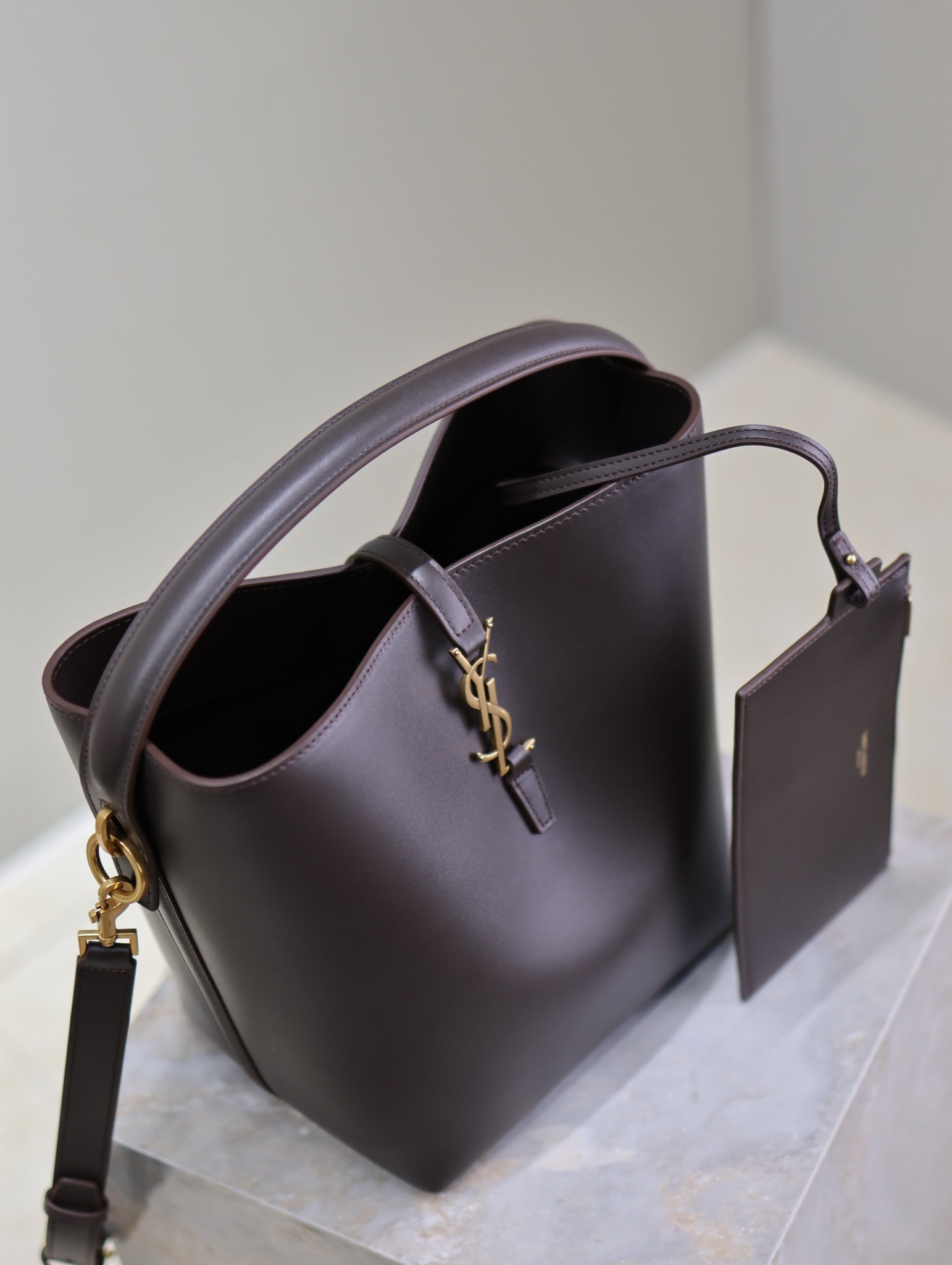 LE 37 MEDIUM BUCKET BAG 26 IN BRUNETTE BROWN CALFSKIN GOLD HARDWARE mysite