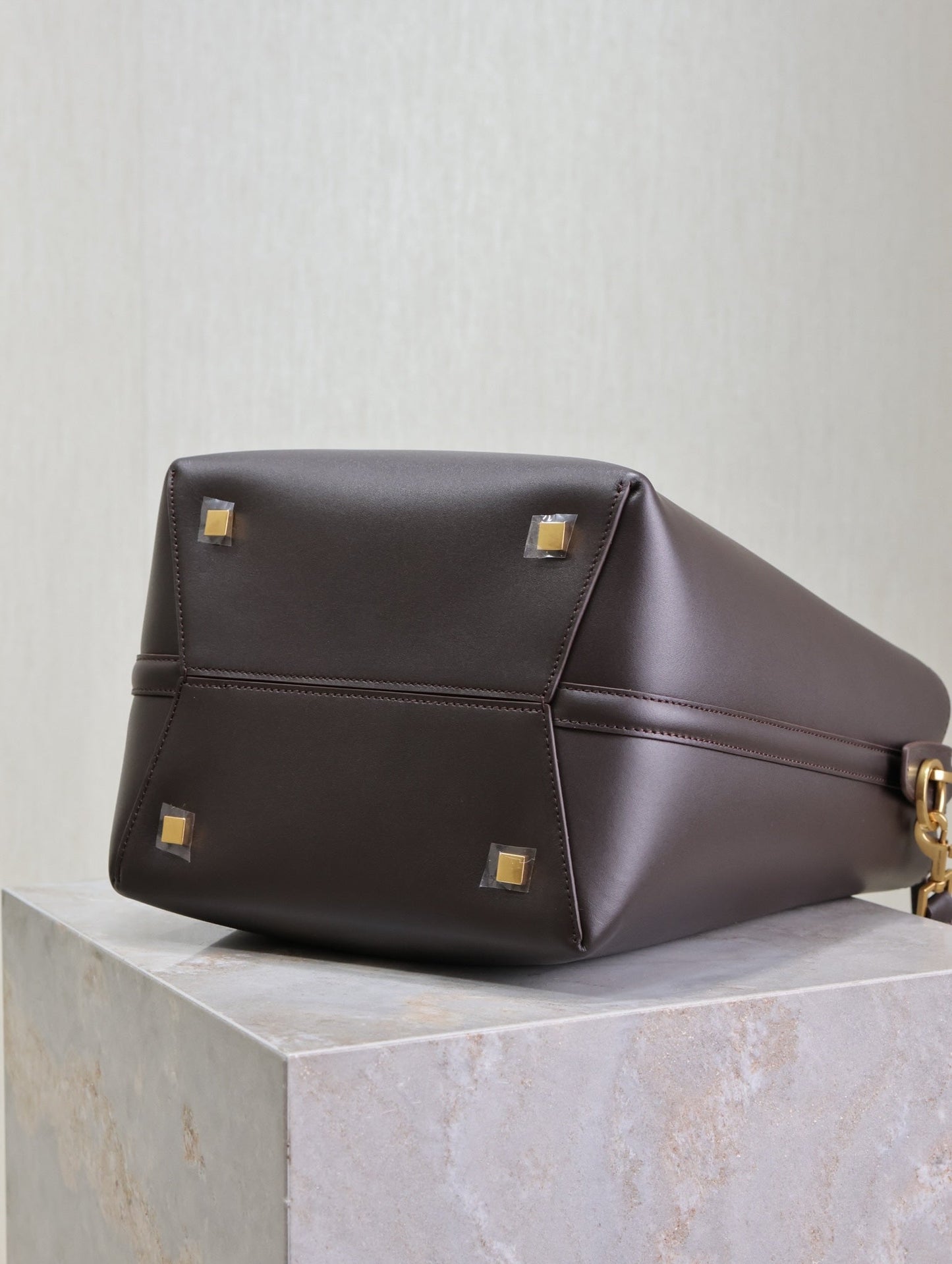 LE 37 MEDIUM BUCKET BAG 26 IN BRUNETTE BROWN CALFSKIN GOLD HARDWARE mysite