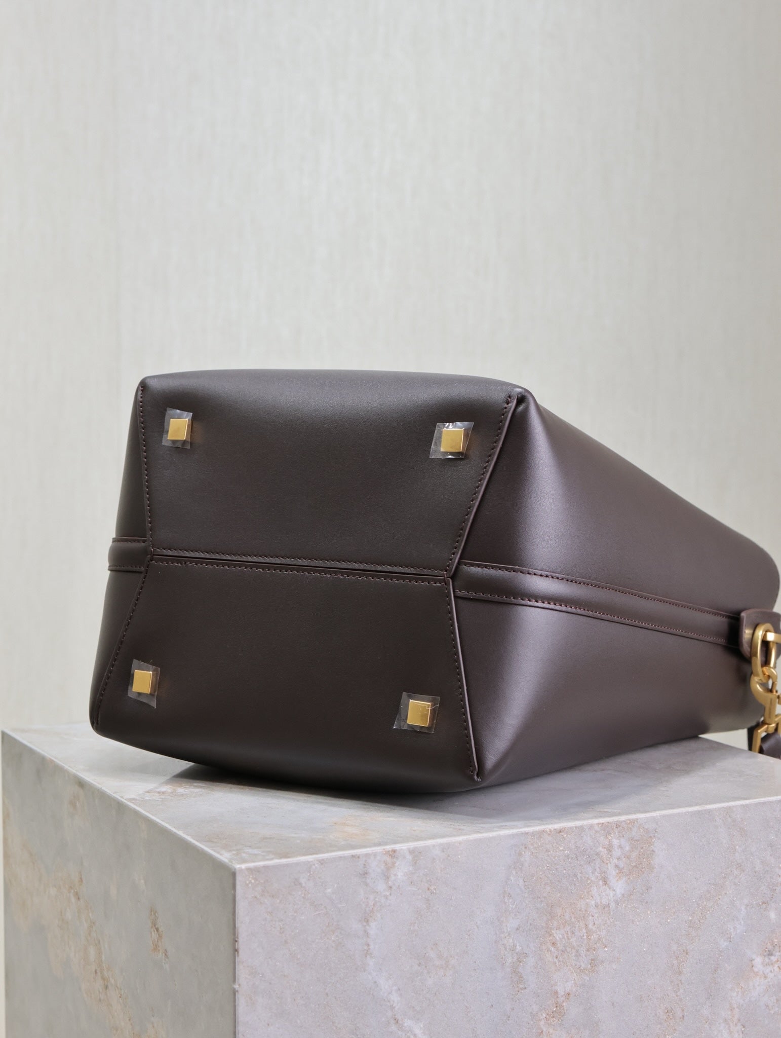 LE 37 MEDIUM BUCKET BAG 26 IN BRUNETTE BROWN CALFSKIN GOLD HARDWARE mysite