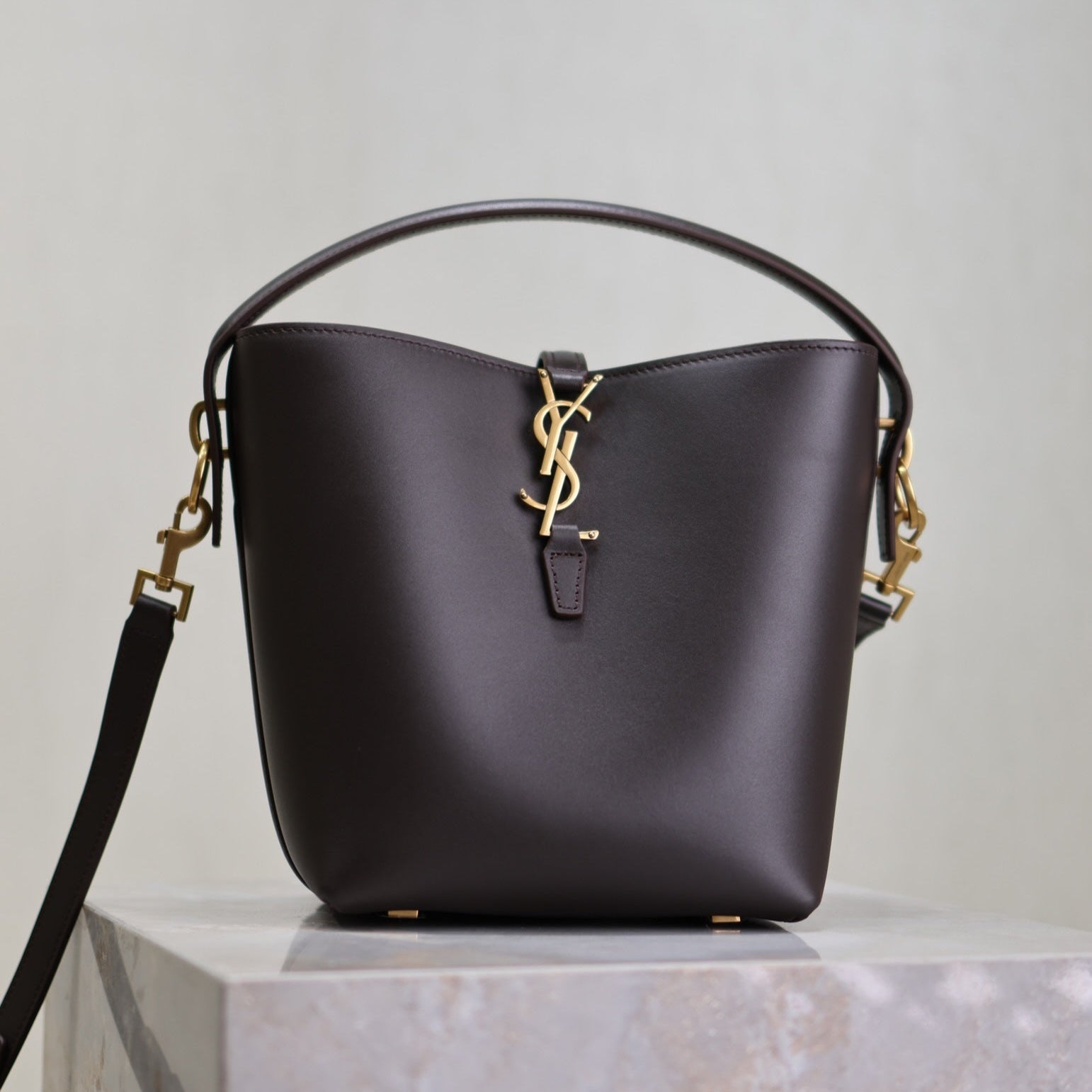 LE 37 SMALL BUCKET BAG 20 IN BRUNETTE BROWN CALFSKIN GOLD HARDWARE mysite