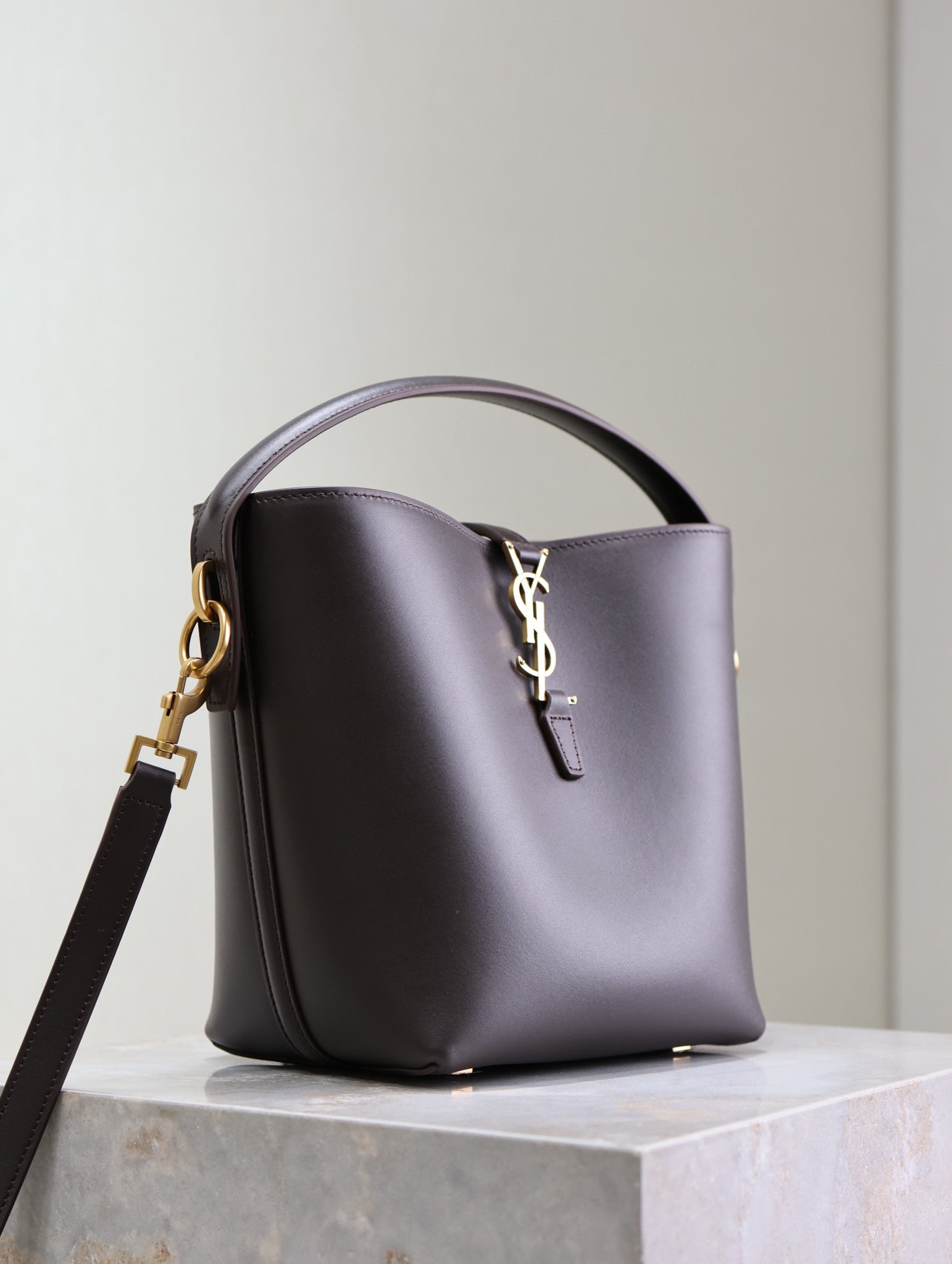 LE 37 SMALL BUCKET BAG 20 IN BRUNETTE BROWN CALFSKIN GOLD HARDWARE mysite