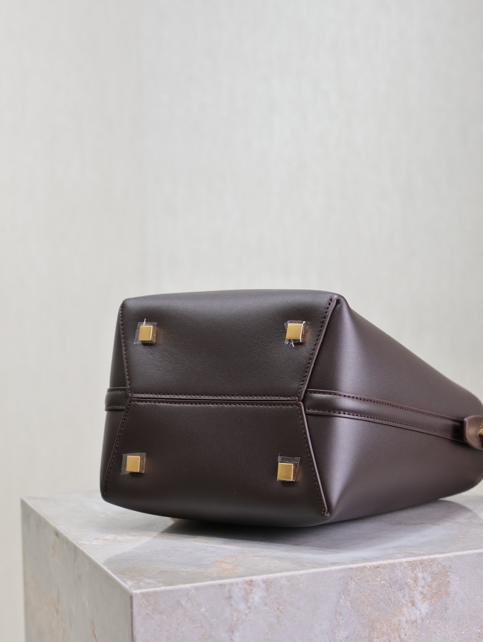 LE 37 SMALL BUCKET BAG 20 IN BRUNETTE BROWN CALFSKIN GOLD HARDWARE mysite