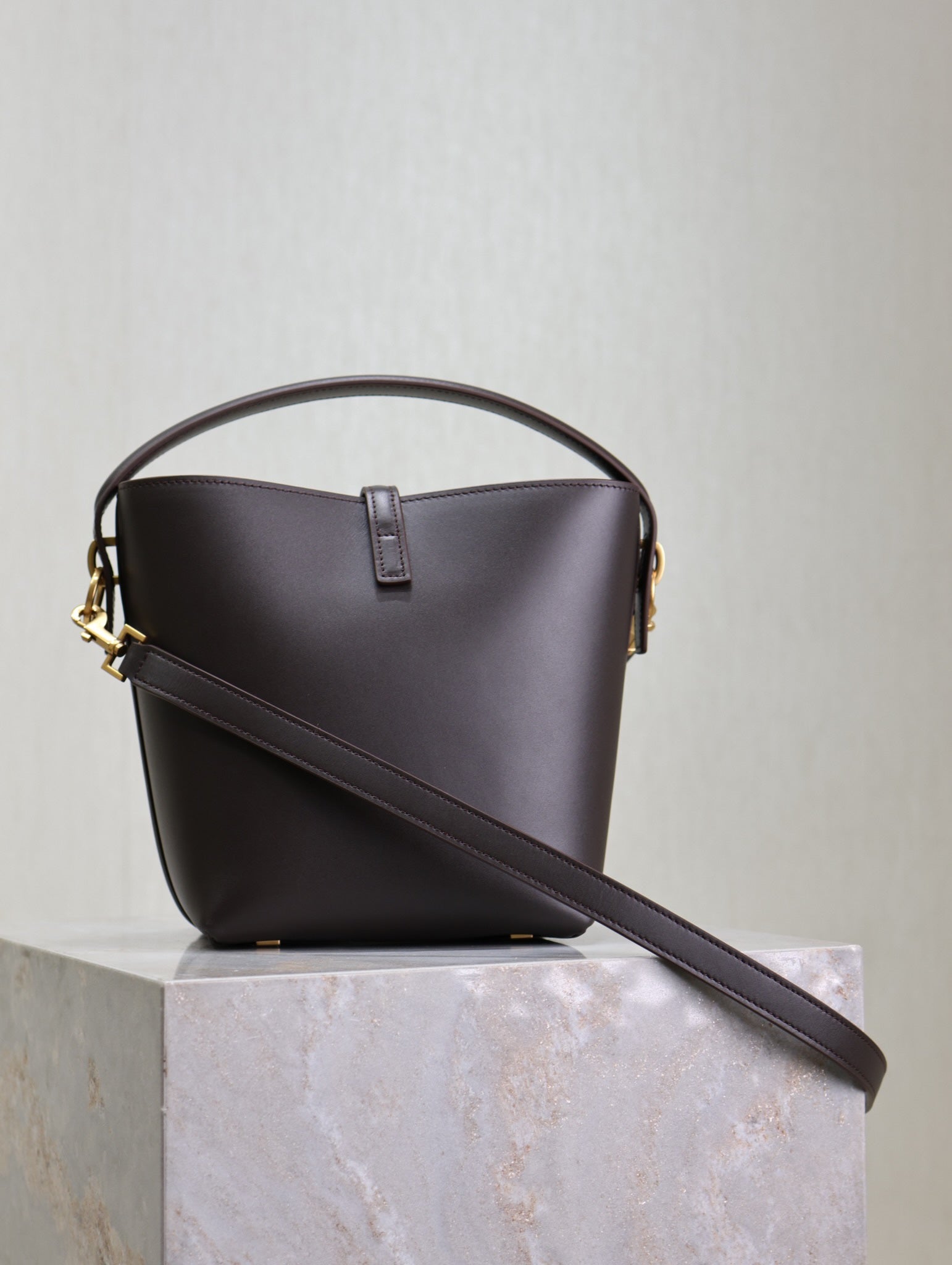 LE 37 SMALL BUCKET BAG 20 IN BRUNETTE BROWN CALFSKIN GOLD HARDWARE mysite