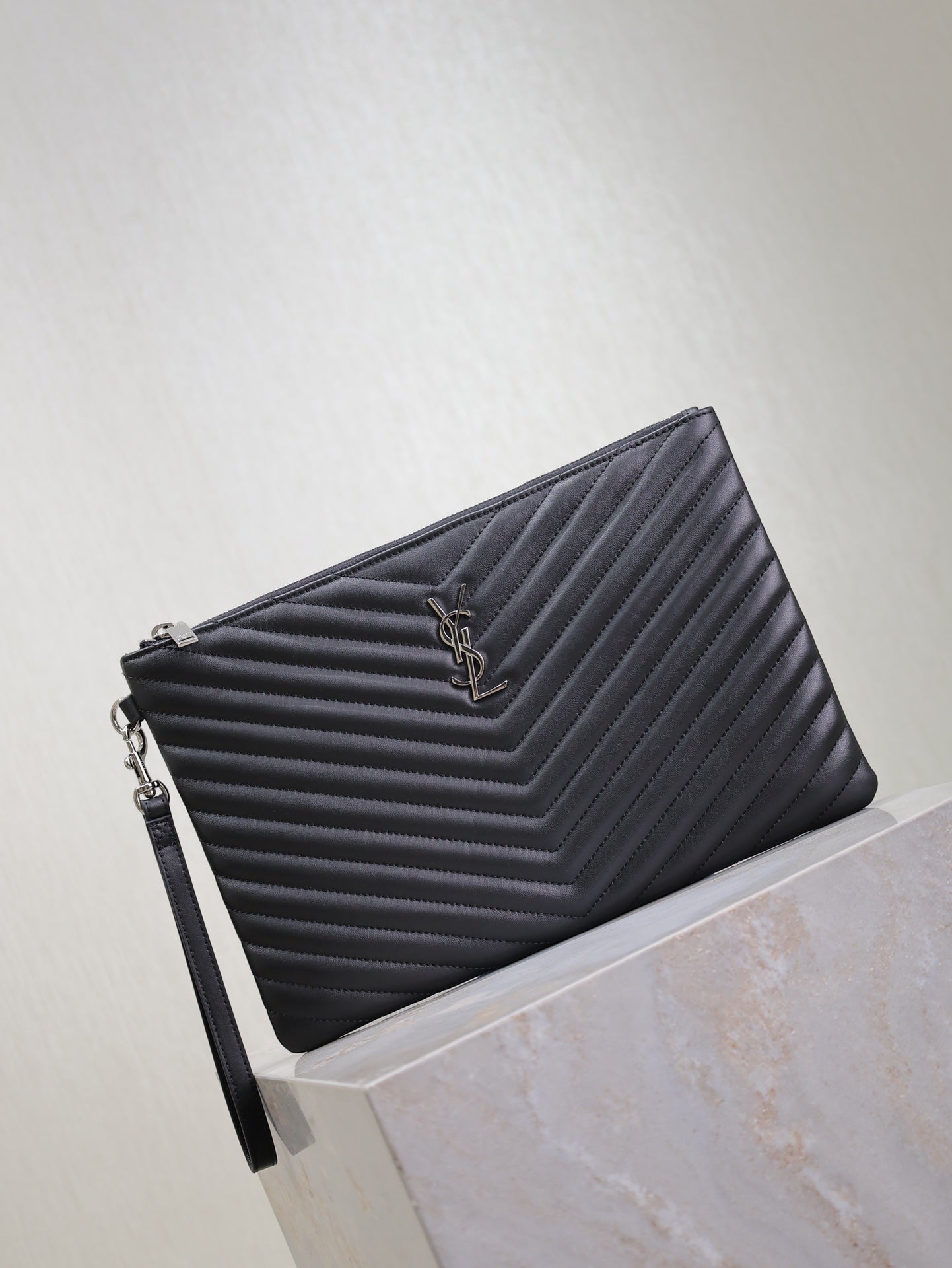 CLUTCH 30 IN BLACK QUILTED CALFSKIN SILVER BUCKLE mysite
