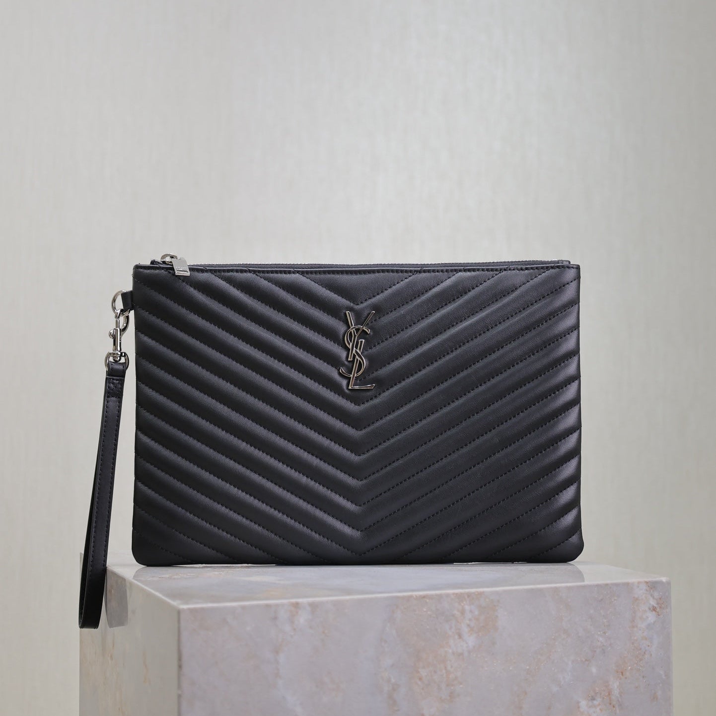 CLUTCH 30 IN BLACK QUILTED CALFSKIN SILVER BUCKLE mysite