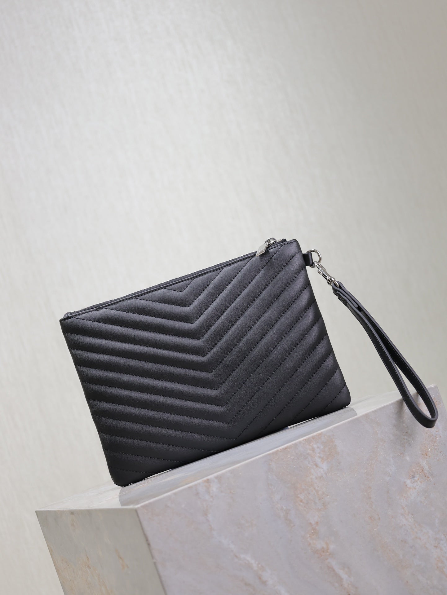 CLUTCH 24 IN BLACK QUILTED CALFSKIN SILVER BUCKLE mysite