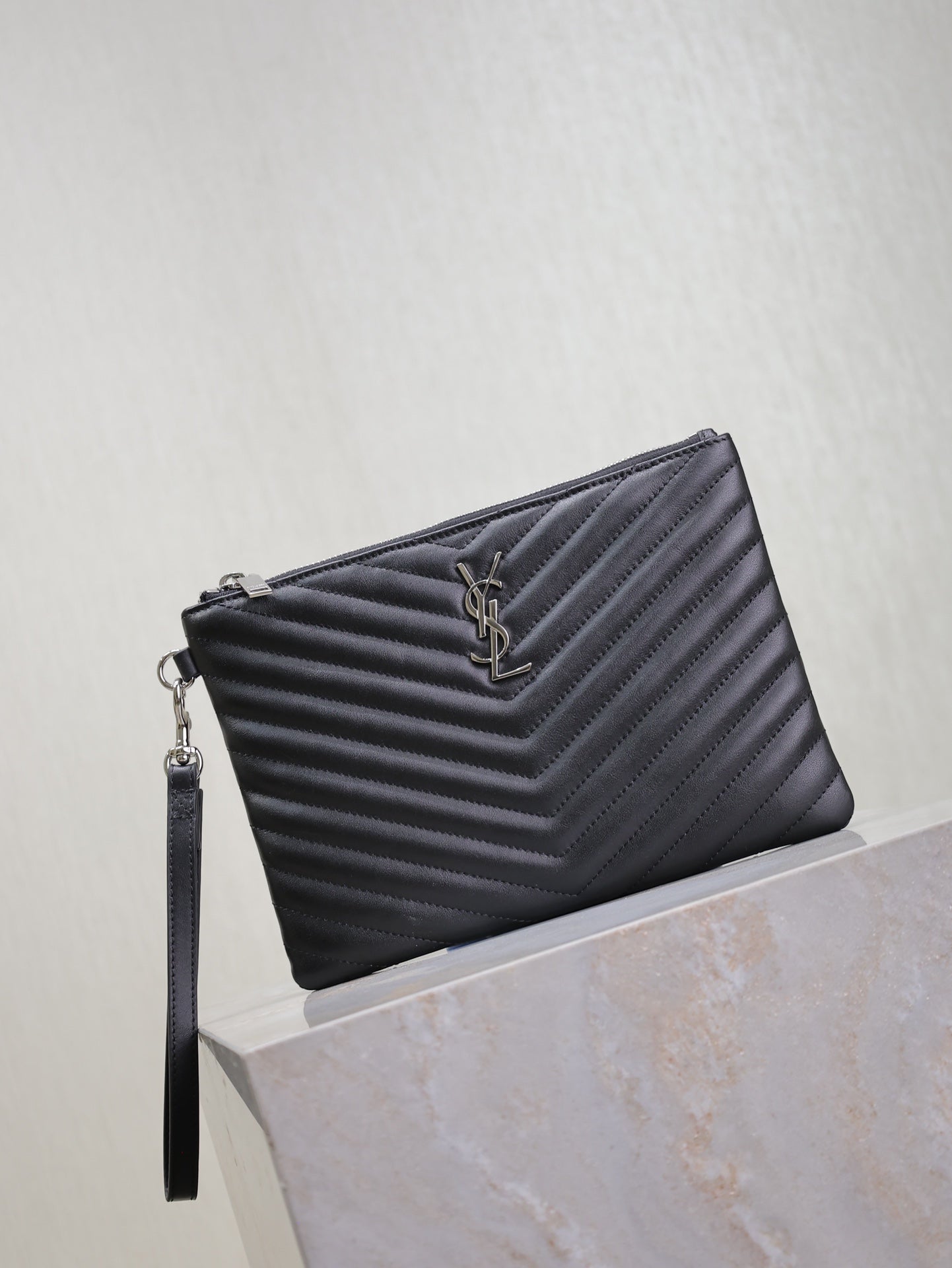 CLUTCH 24 IN BLACK QUILTED CALFSKIN SILVER BUCKLE mysite