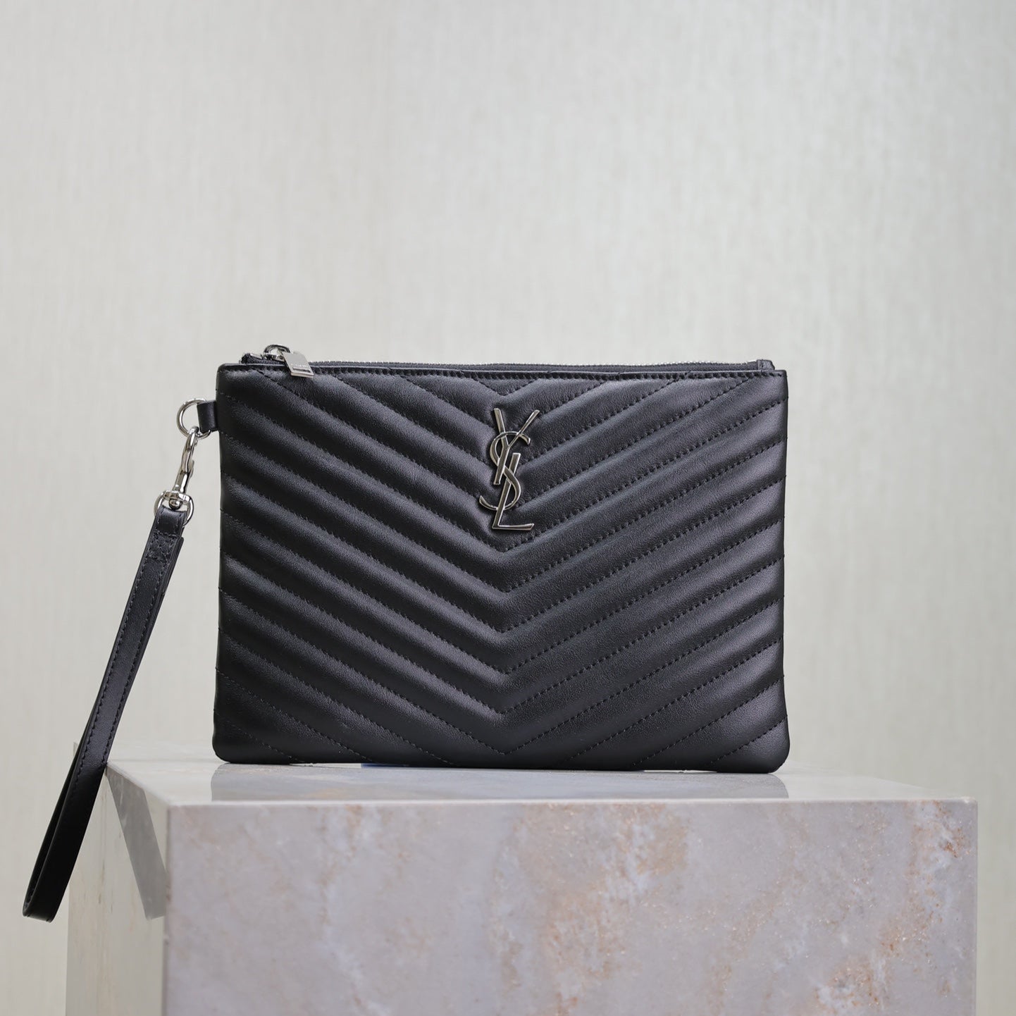 CLUTCH 24 IN BLACK QUILTED CALFSKIN SILVER BUCKLE mysite