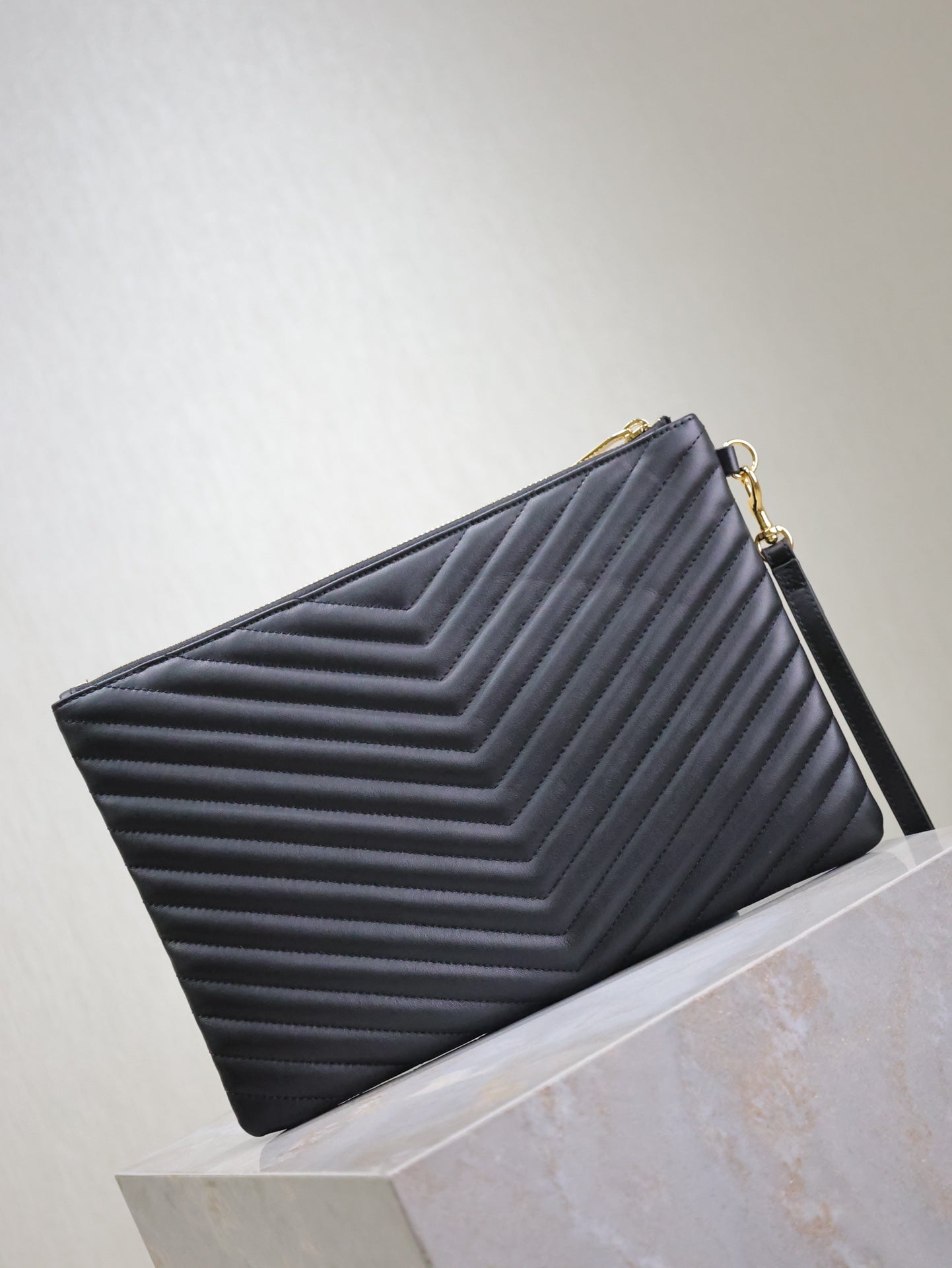 CLUTCH 30 IN BLACK QUILTED CALFSKIN GOLD BUCKLE mysite