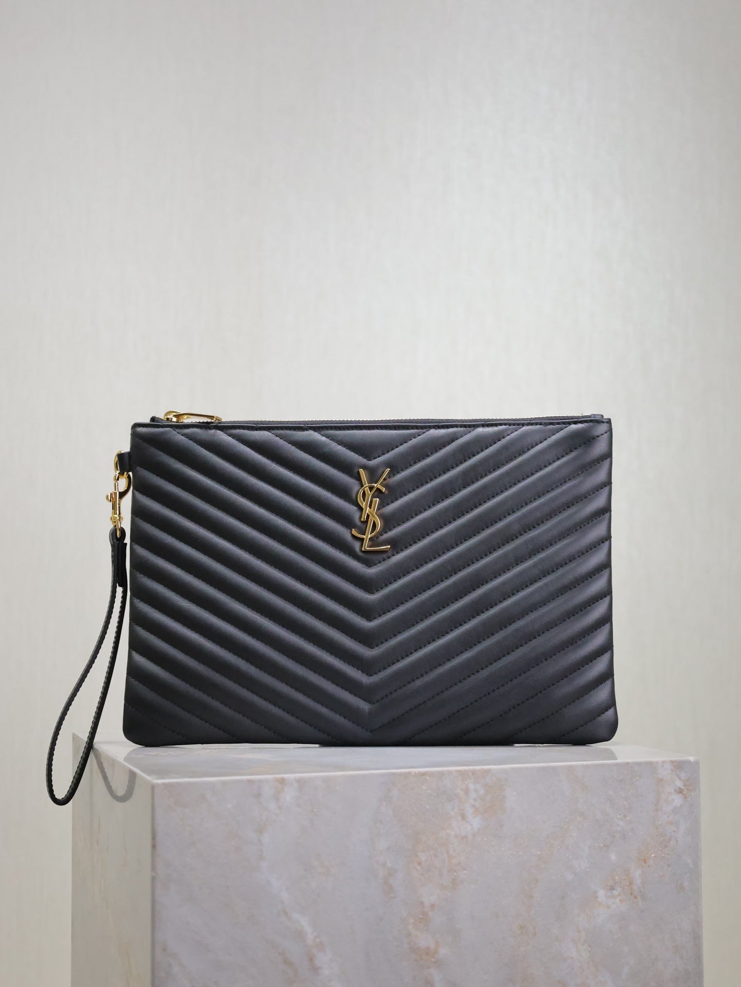 CLUTCH 30 IN BLACK QUILTED CALFSKIN GOLD BUCKLE mysite