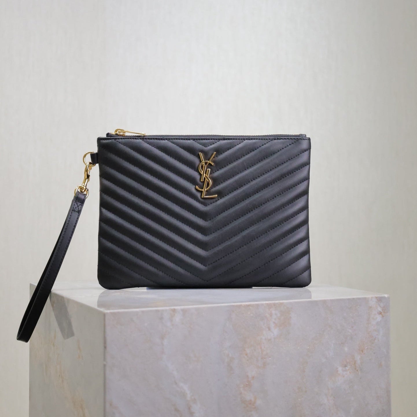 CLUTCH 24 IN BLACK QUILTED CALFSKIN GOLD BUCKLE mysite