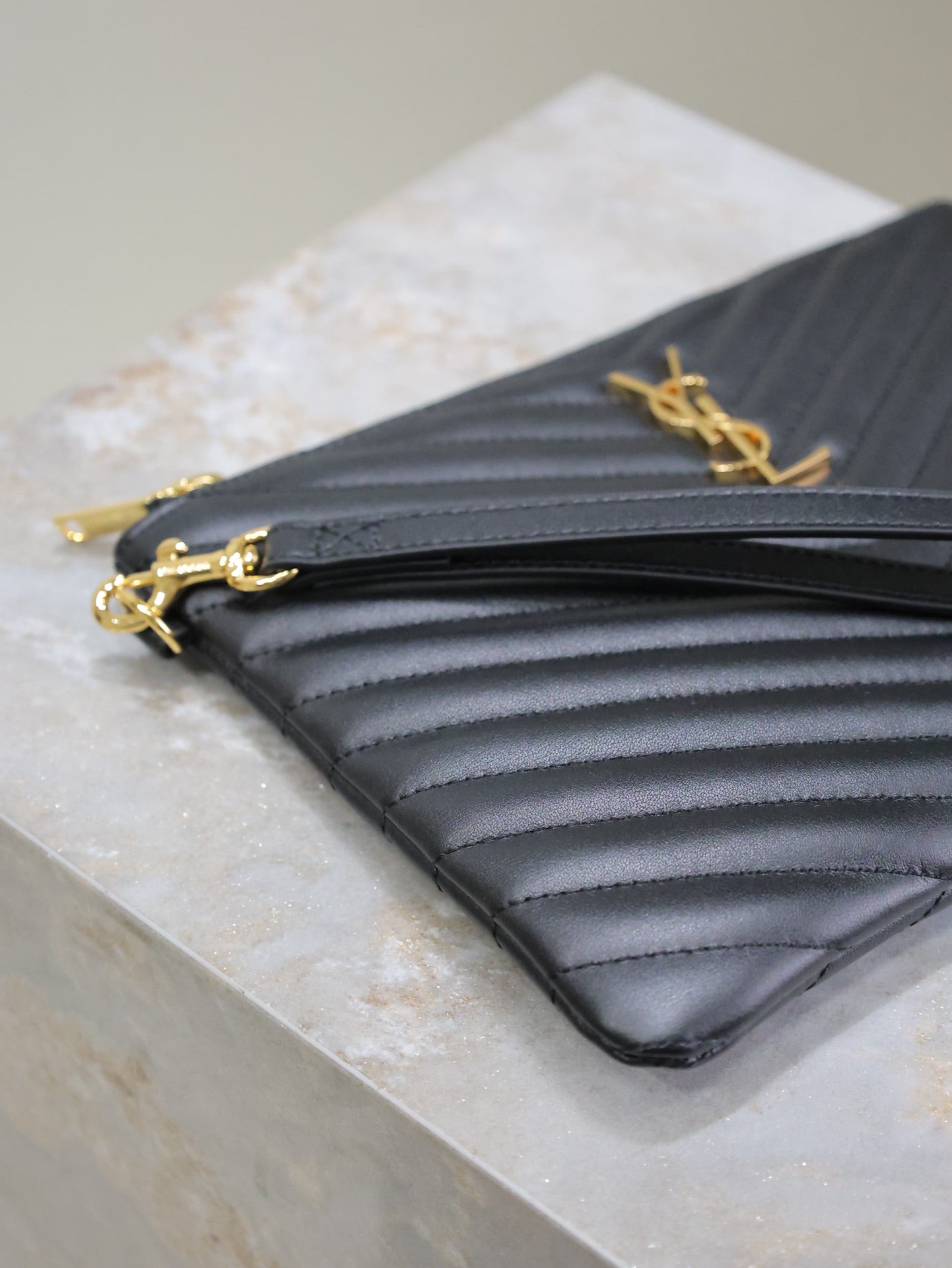 CLUTCH 24 IN BLACK QUILTED CALFSKIN GOLD BUCKLE mysite