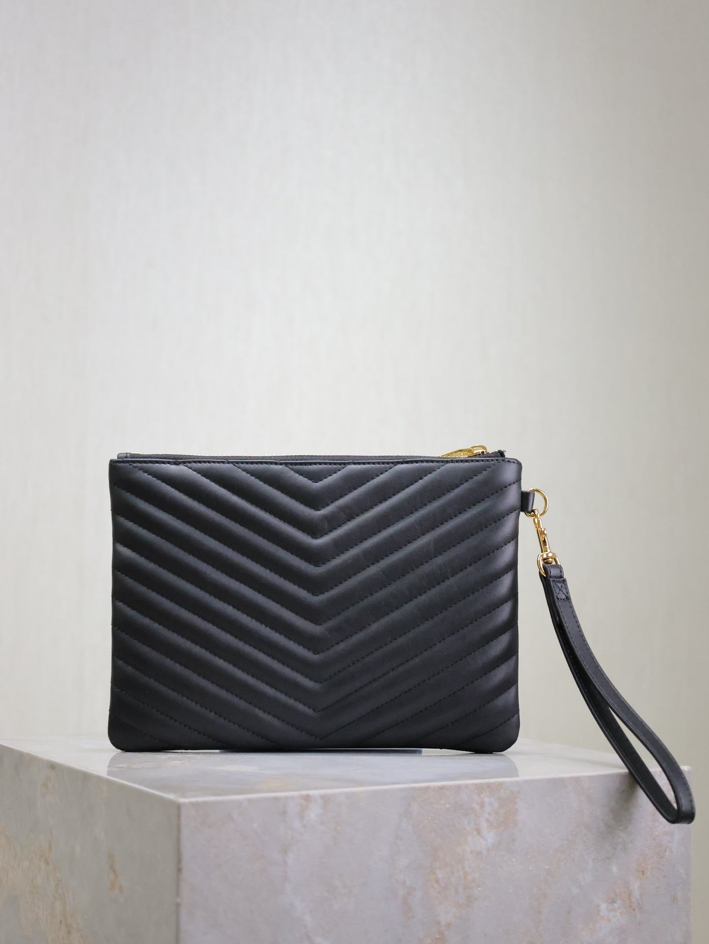 CLUTCH 24 IN BLACK QUILTED CALFSKIN GOLD BUCKLE mysite